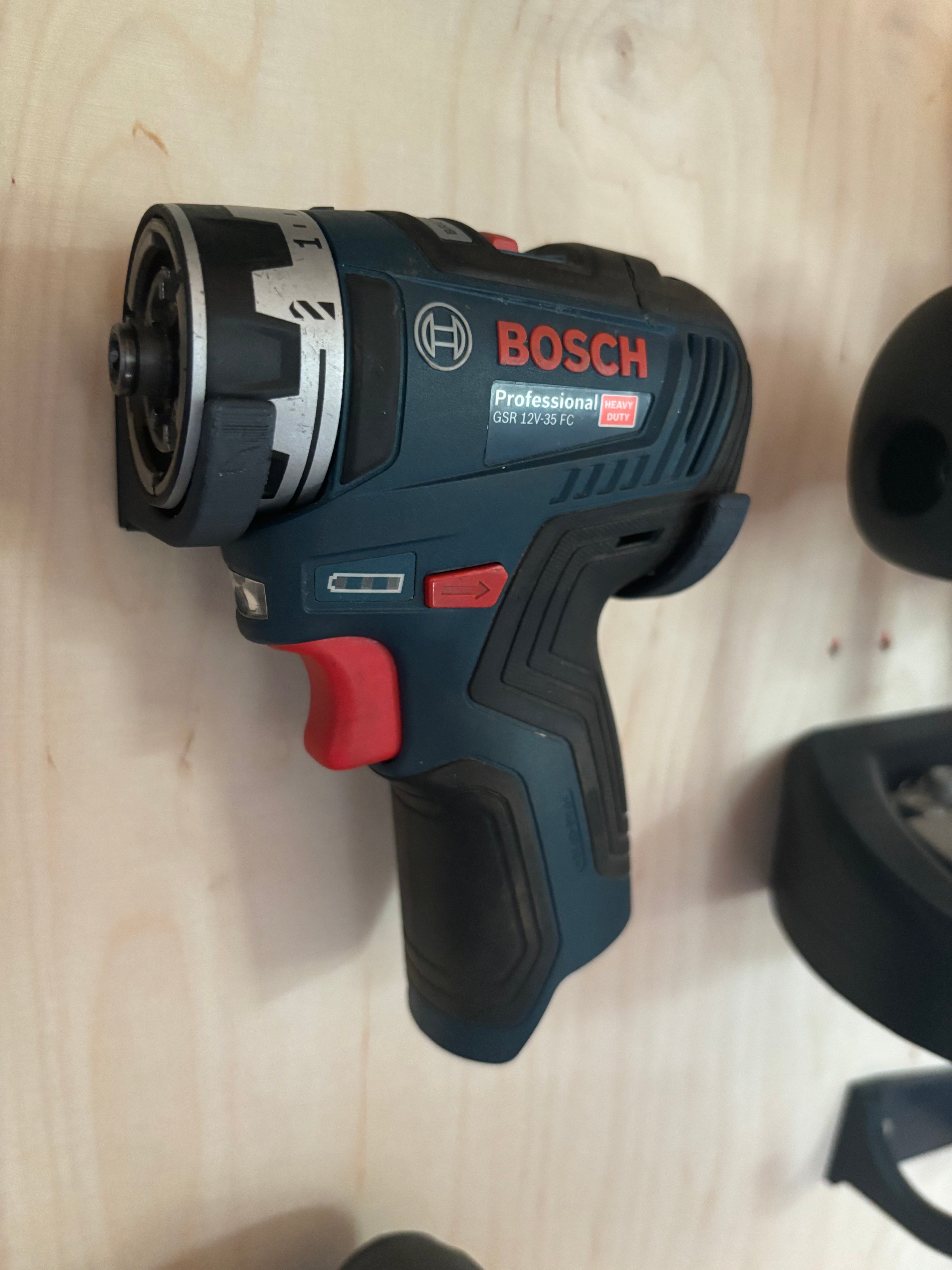 Bosch 12V Montage murale pour batteries et outils