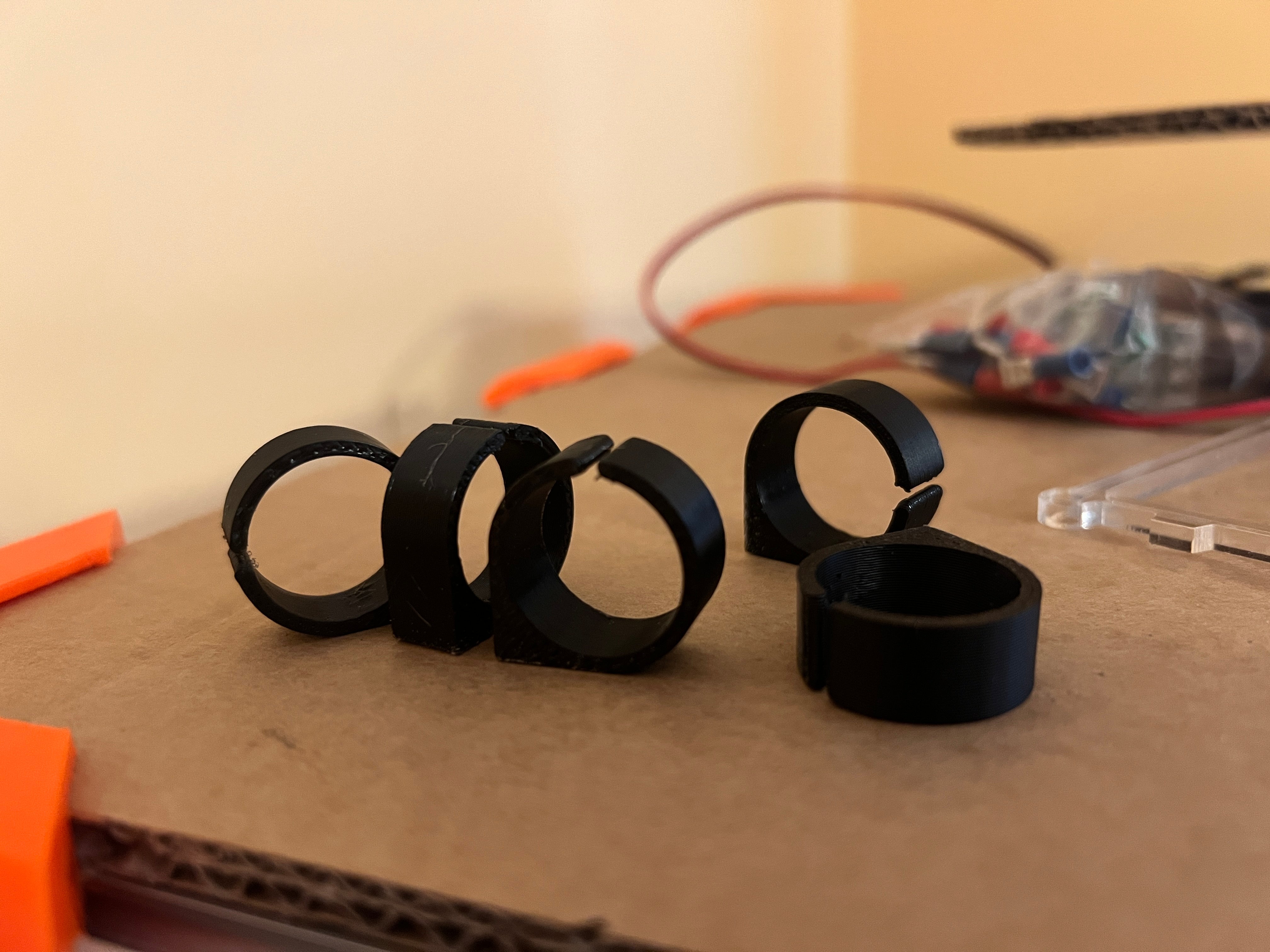 Clips de câble avec un diamètre intérieur de 20 mm pour colle ou ruban adhésif double face