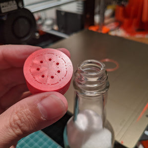 Couvercle de salière pour bouteille de sauce piquante