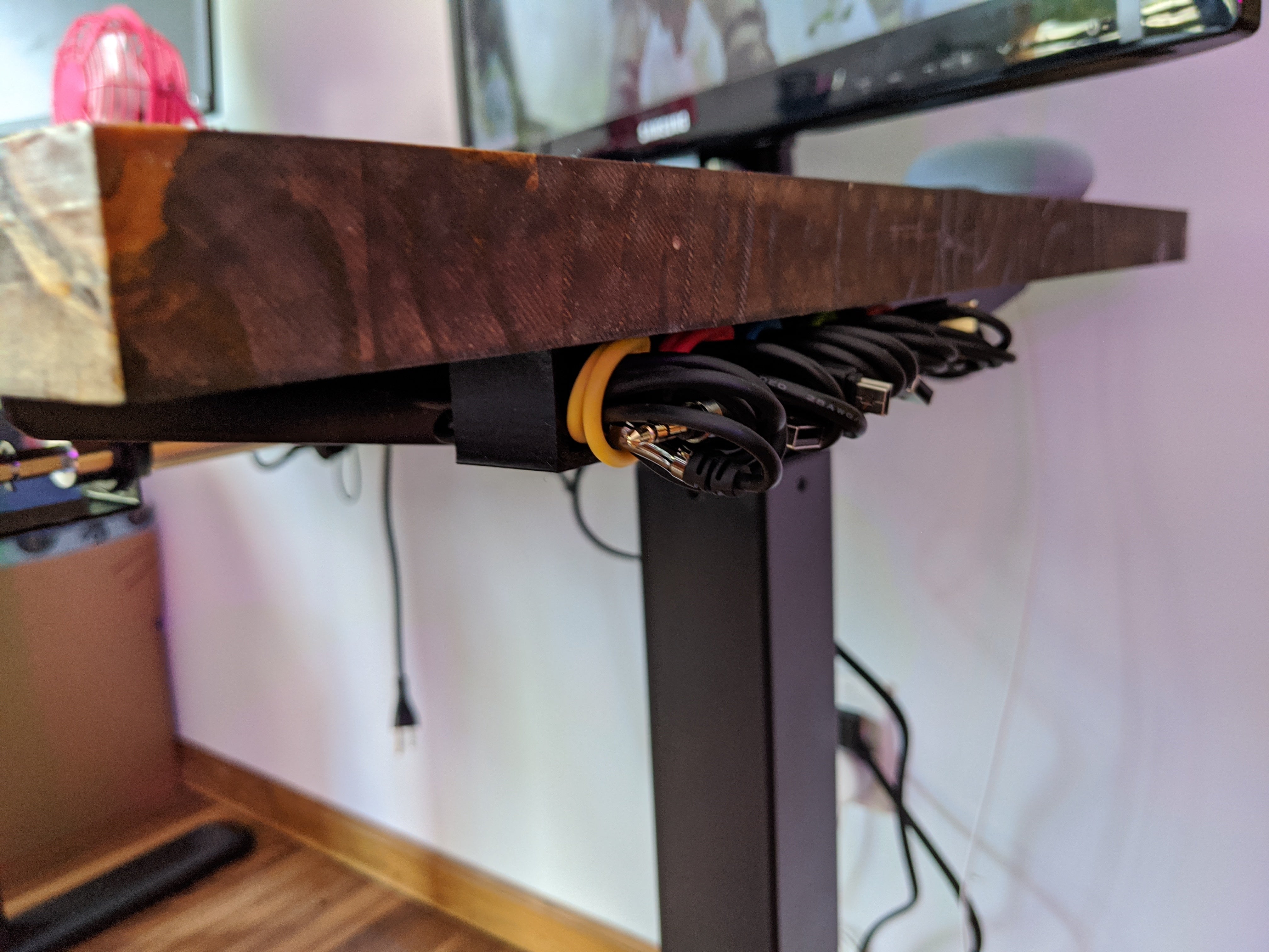 Organisateur de câble USB amovible à monter sous le bureau
