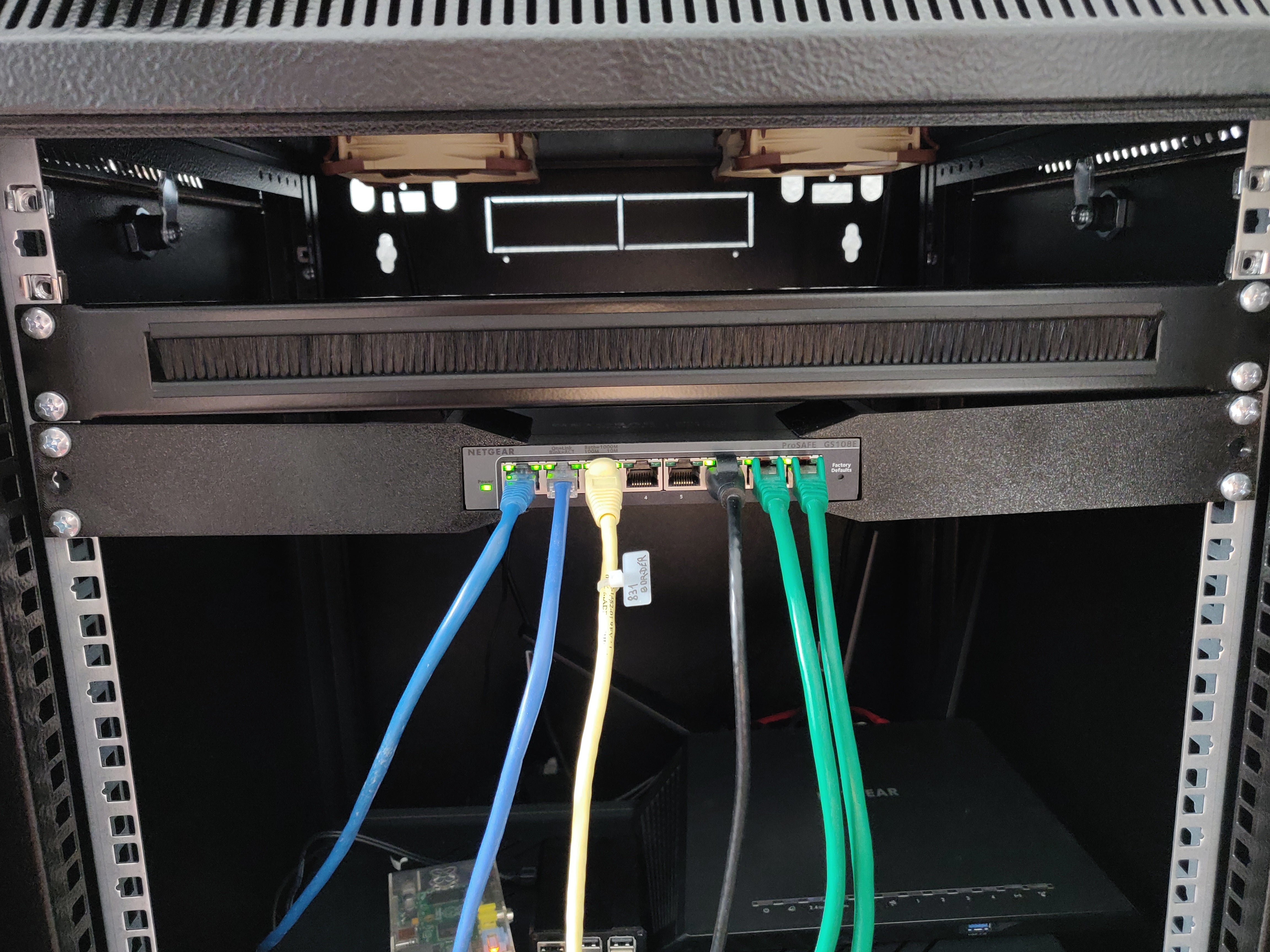 Commutateur Netgear GS108E à montage en rack