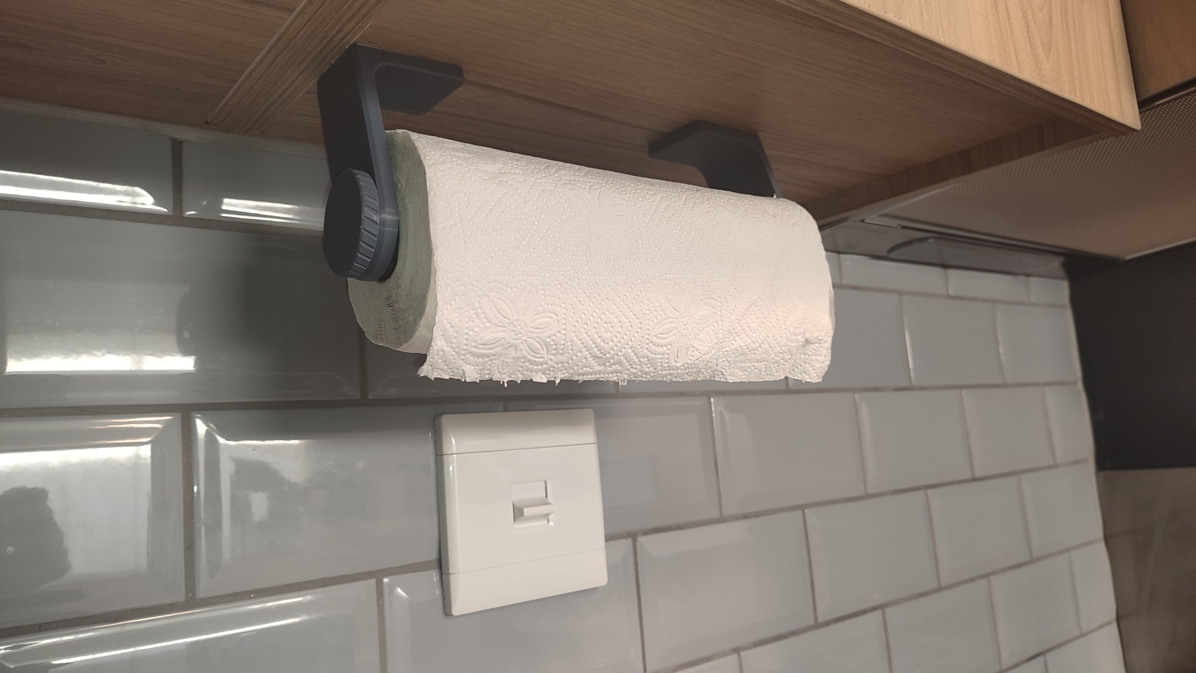 Porte-serviettes en papier sous armoire