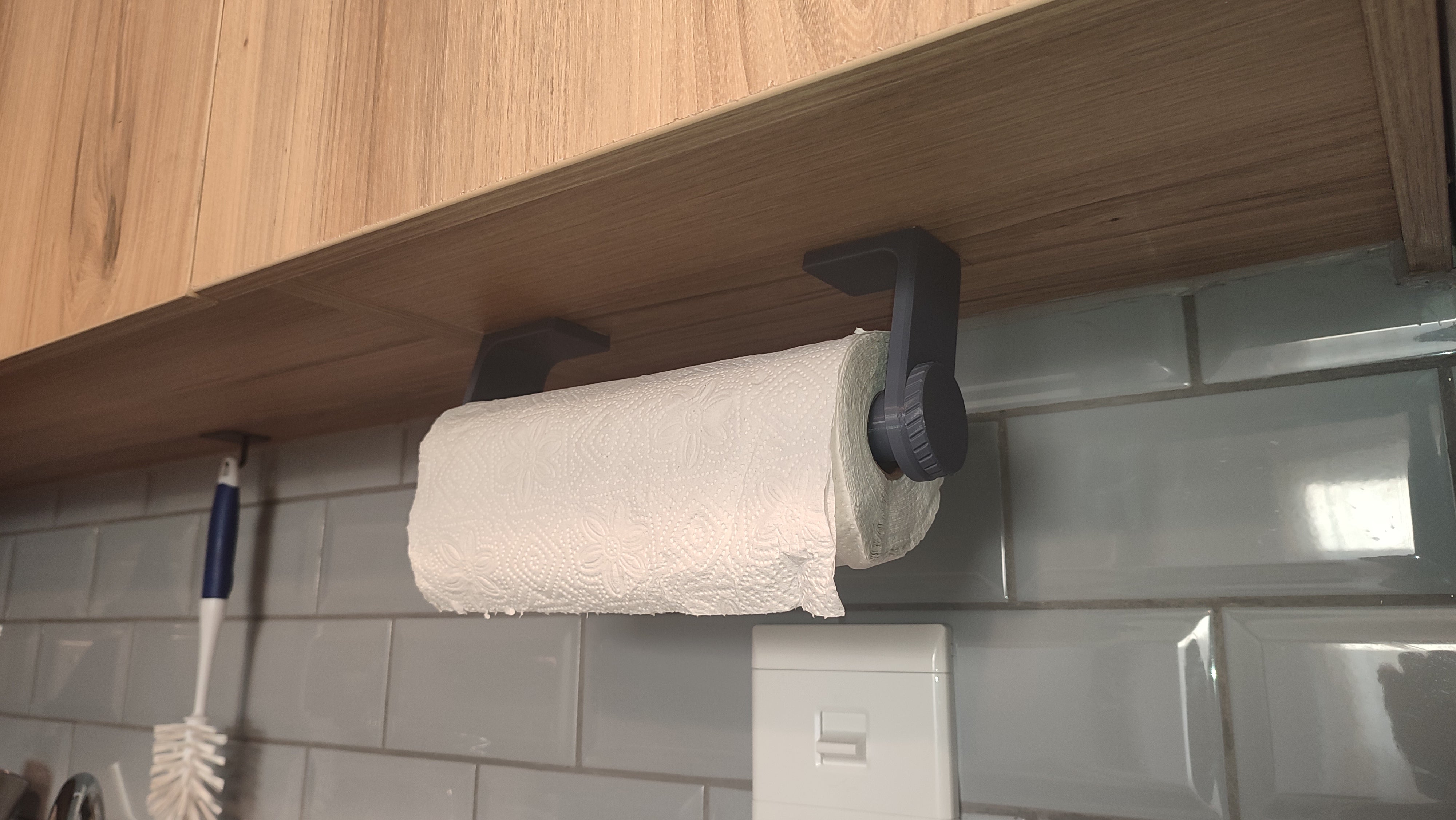 Porte-serviettes en papier sous armoire