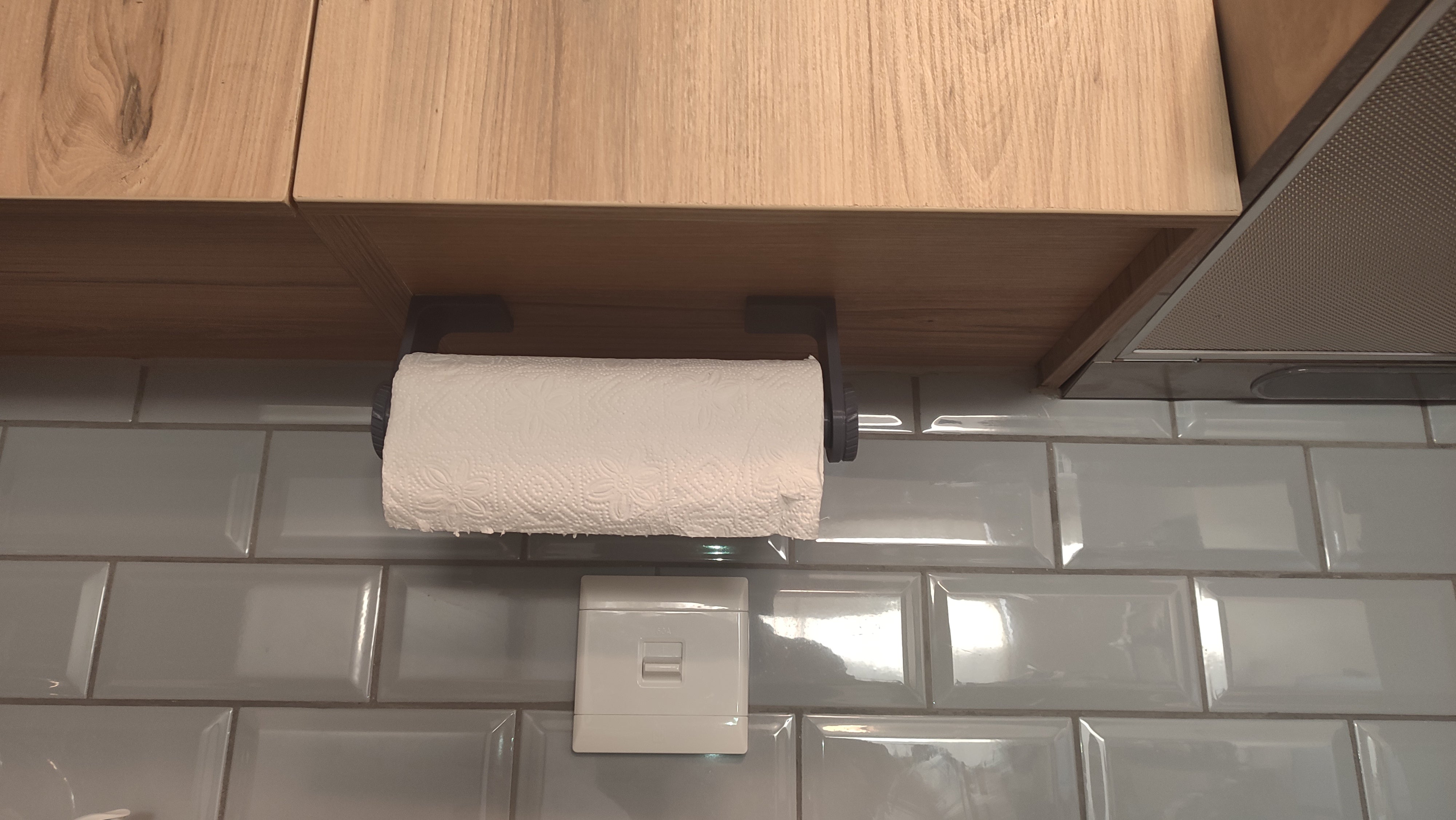 Porte-serviettes en papier sous armoire