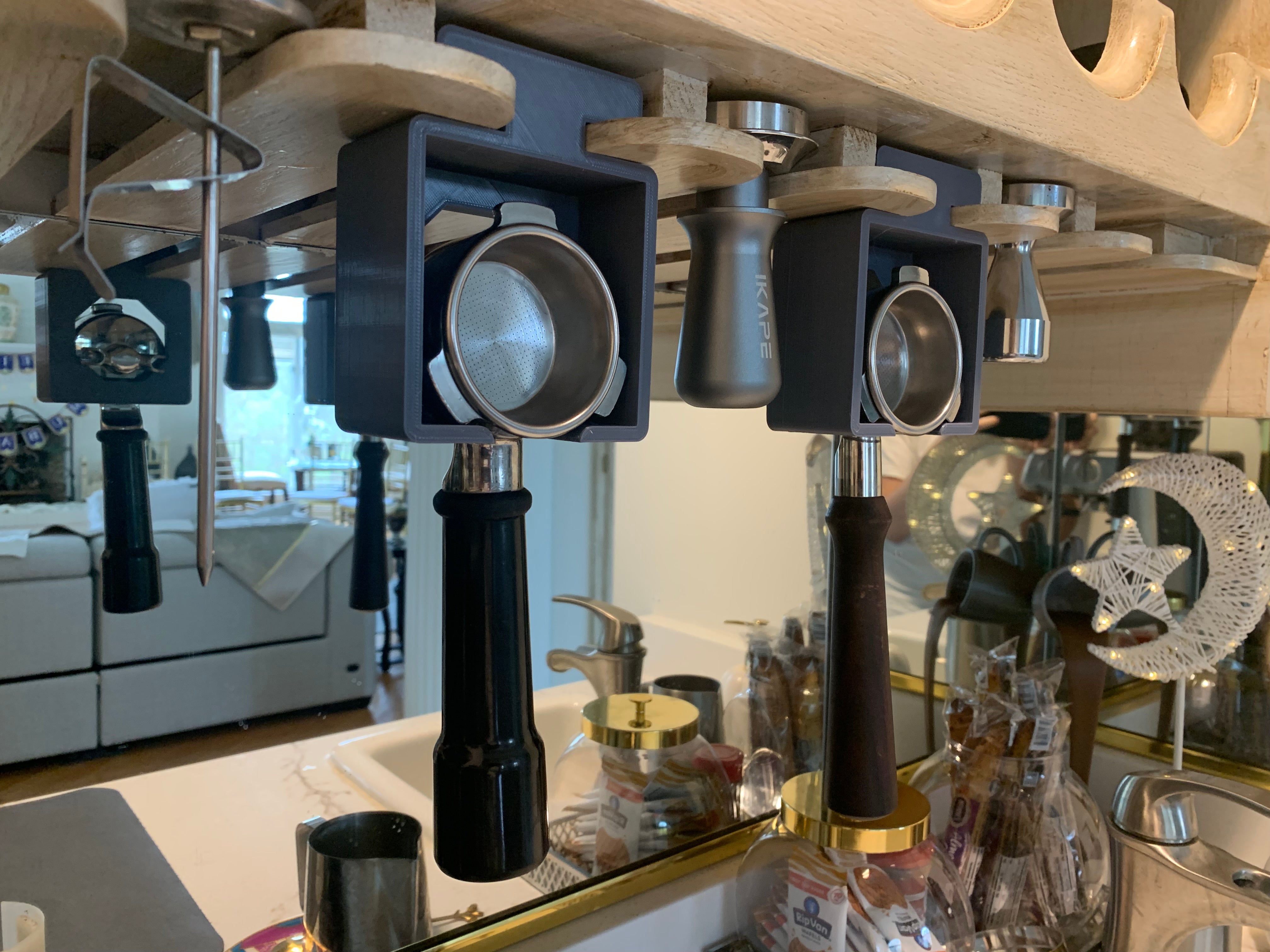 Porte-filtre pour support à verres à vin sous l'armoire