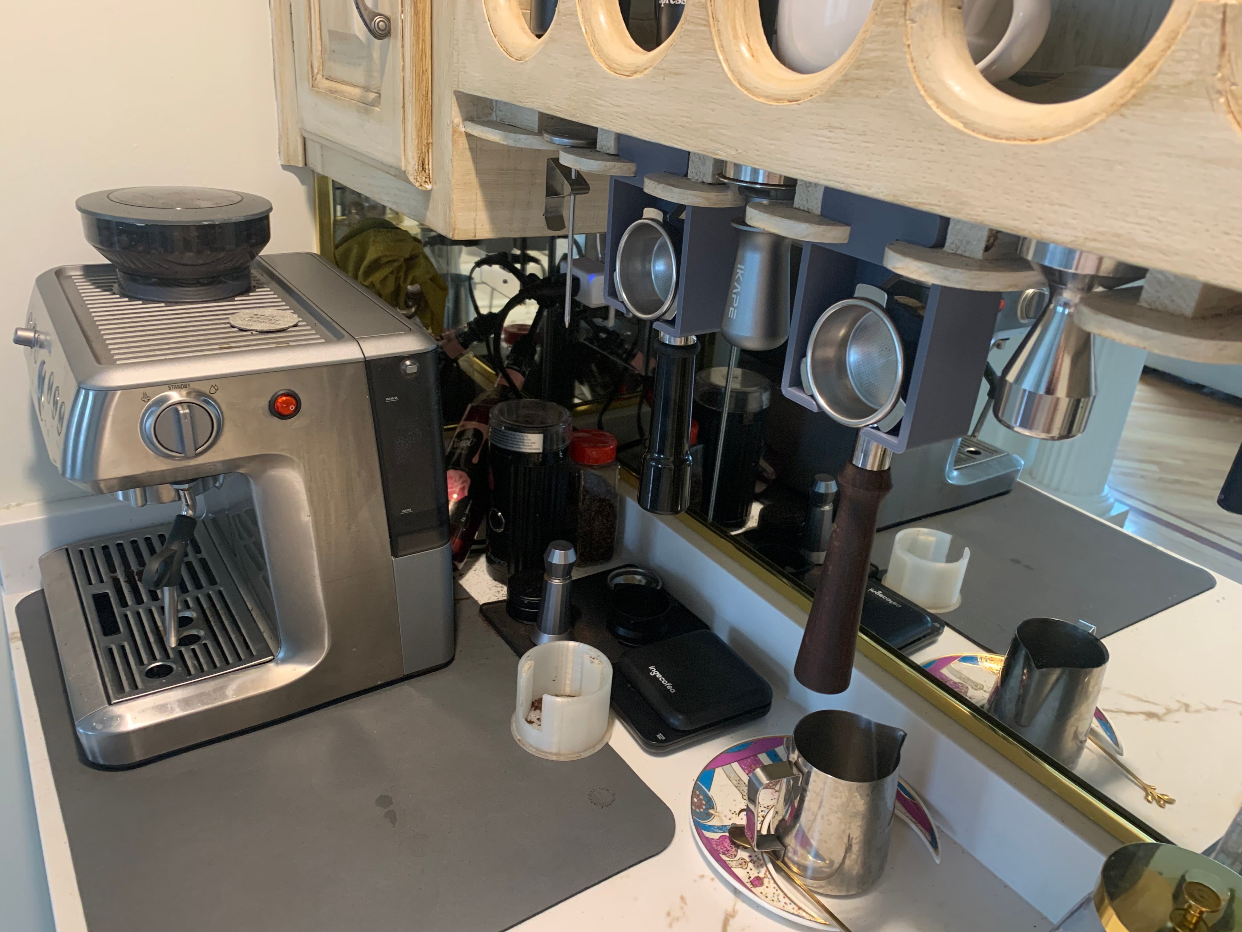 Porte-filtre pour support à verres à vin sous l'armoire
