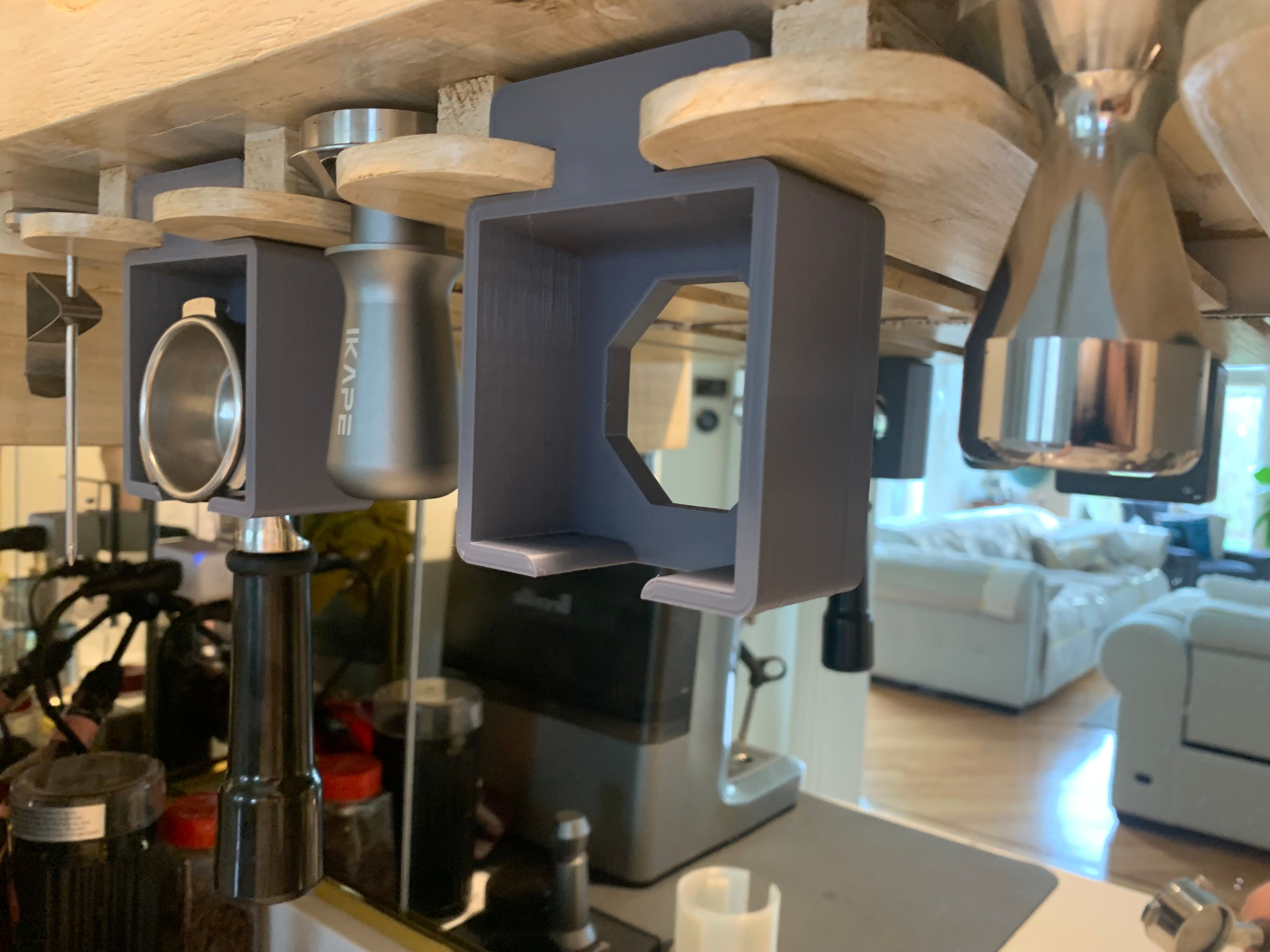 Porte-filtre pour support à verres à vin sous l'armoire