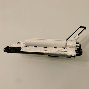 Montage murale du vaisseau de découverte LEGO