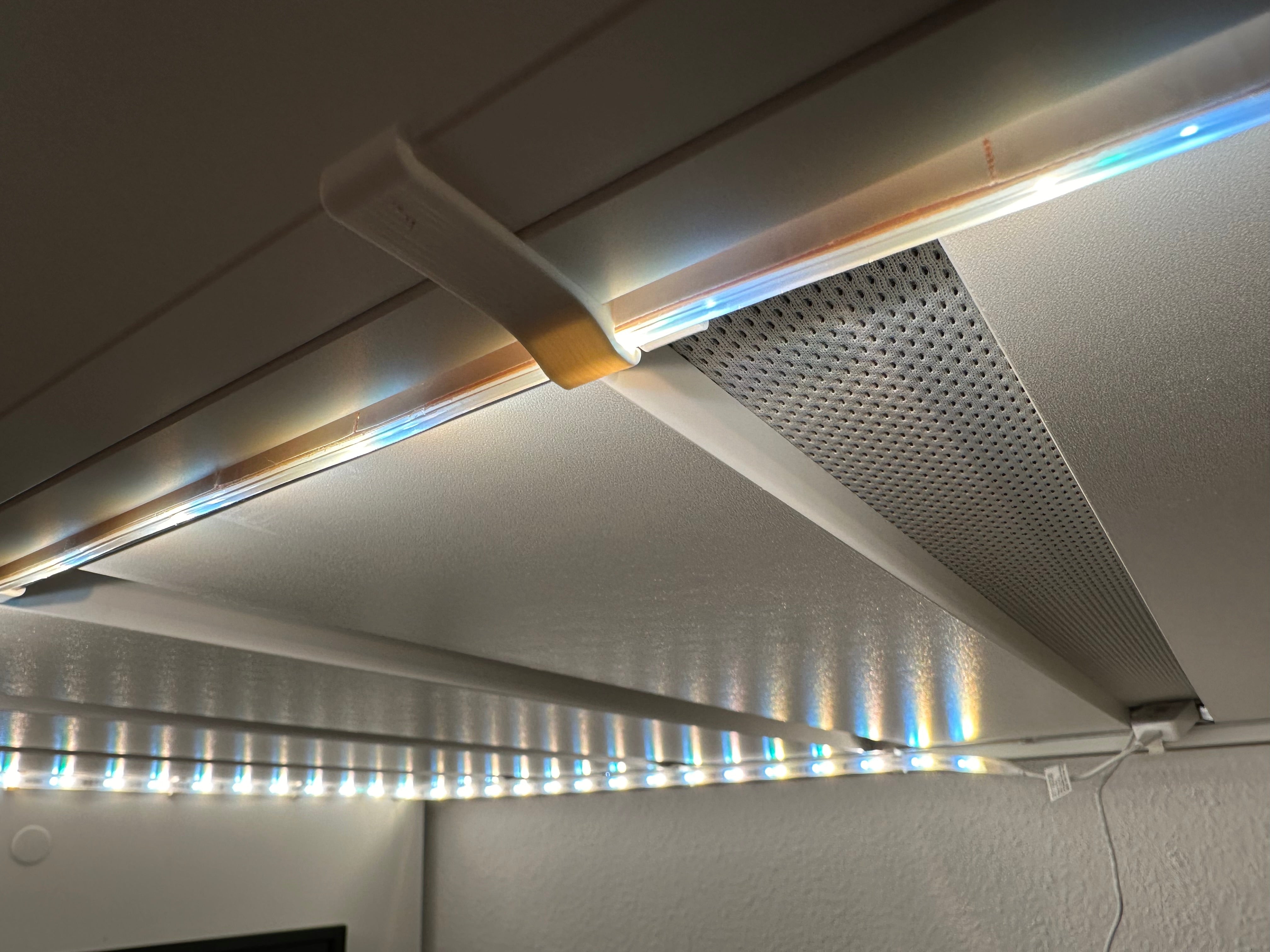 Clips de bande lumineuse Hue pour lit IKEA SMÅSTAD - Montage en douceur