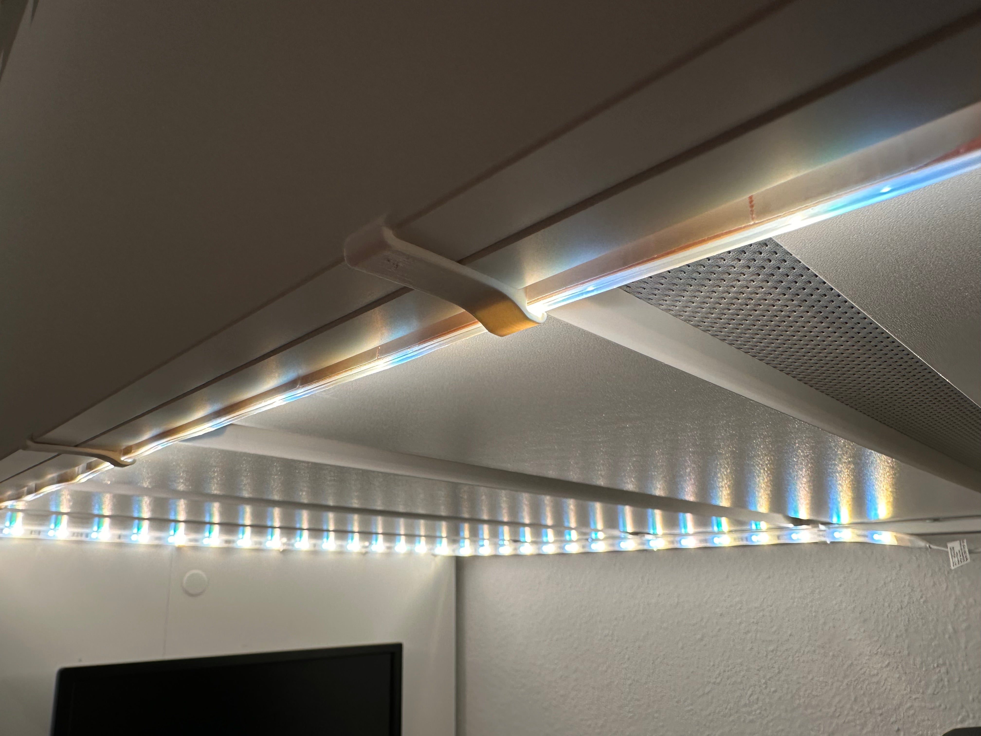 Clips de bande lumineuse Hue pour lit IKEA SMÅSTAD - Montage en douceur