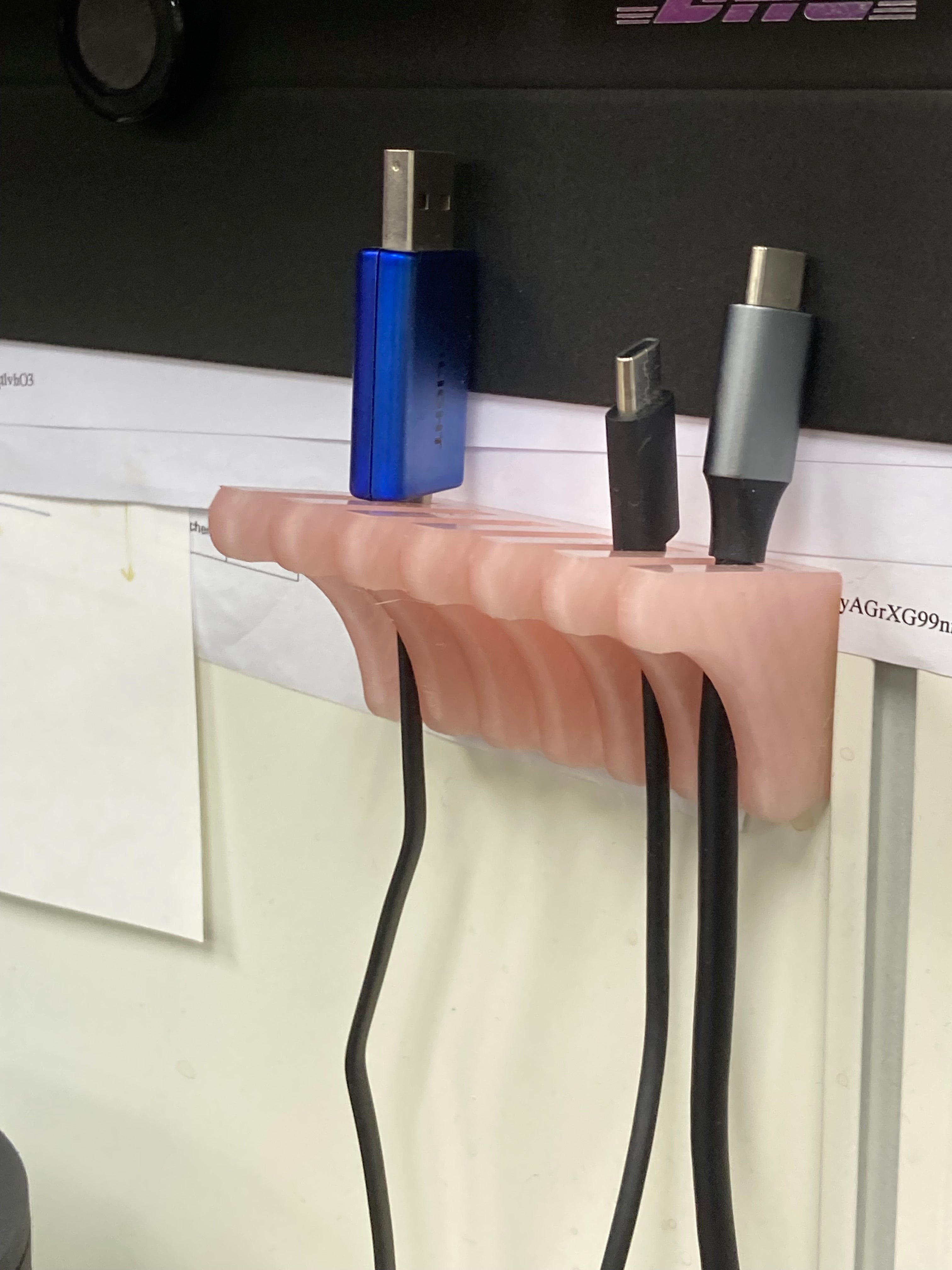 Support de câble USB avec trou magnétique