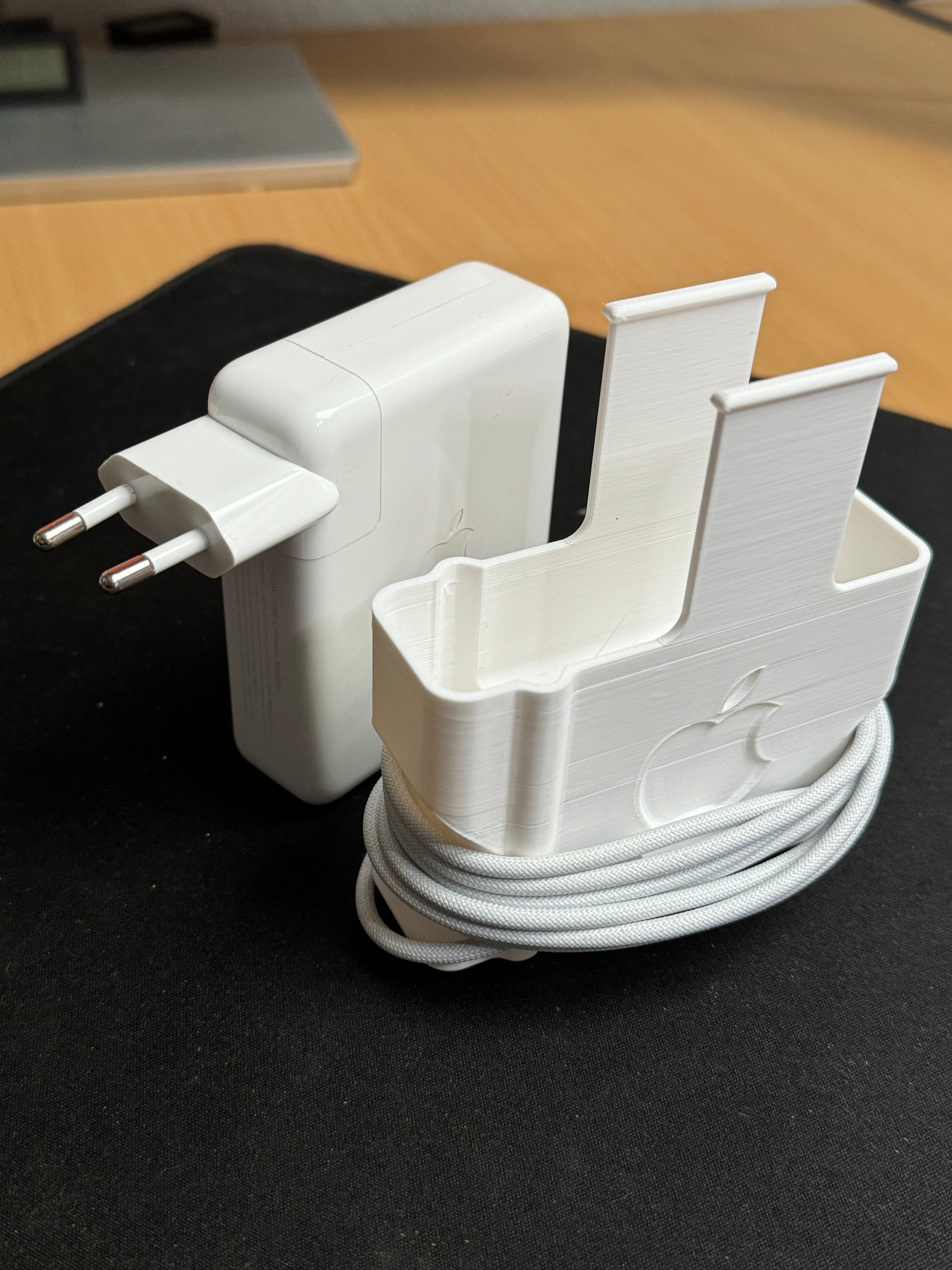 Protection et gestionnaire de câbles pour le chargeur 140W Macbook Pro