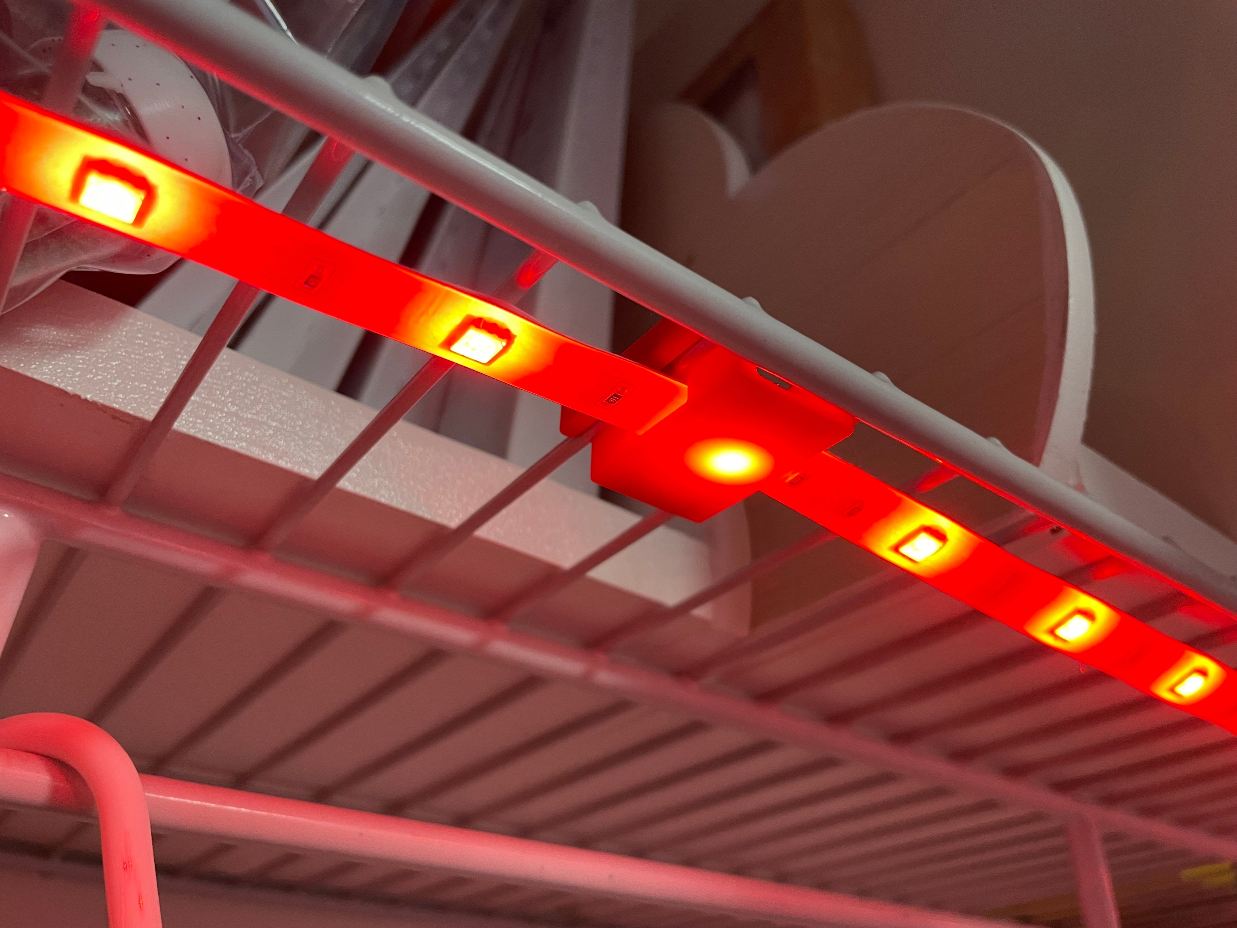 Suspension de bande LED pour étagères grillagées