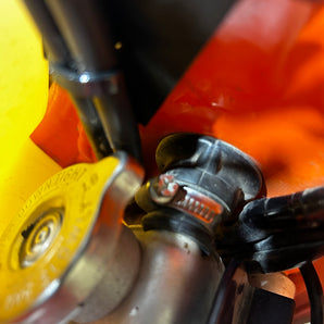 Fixation de câble KTM 500 pour câble d'accélérateur - Montage de protection pour moto tout-terrain