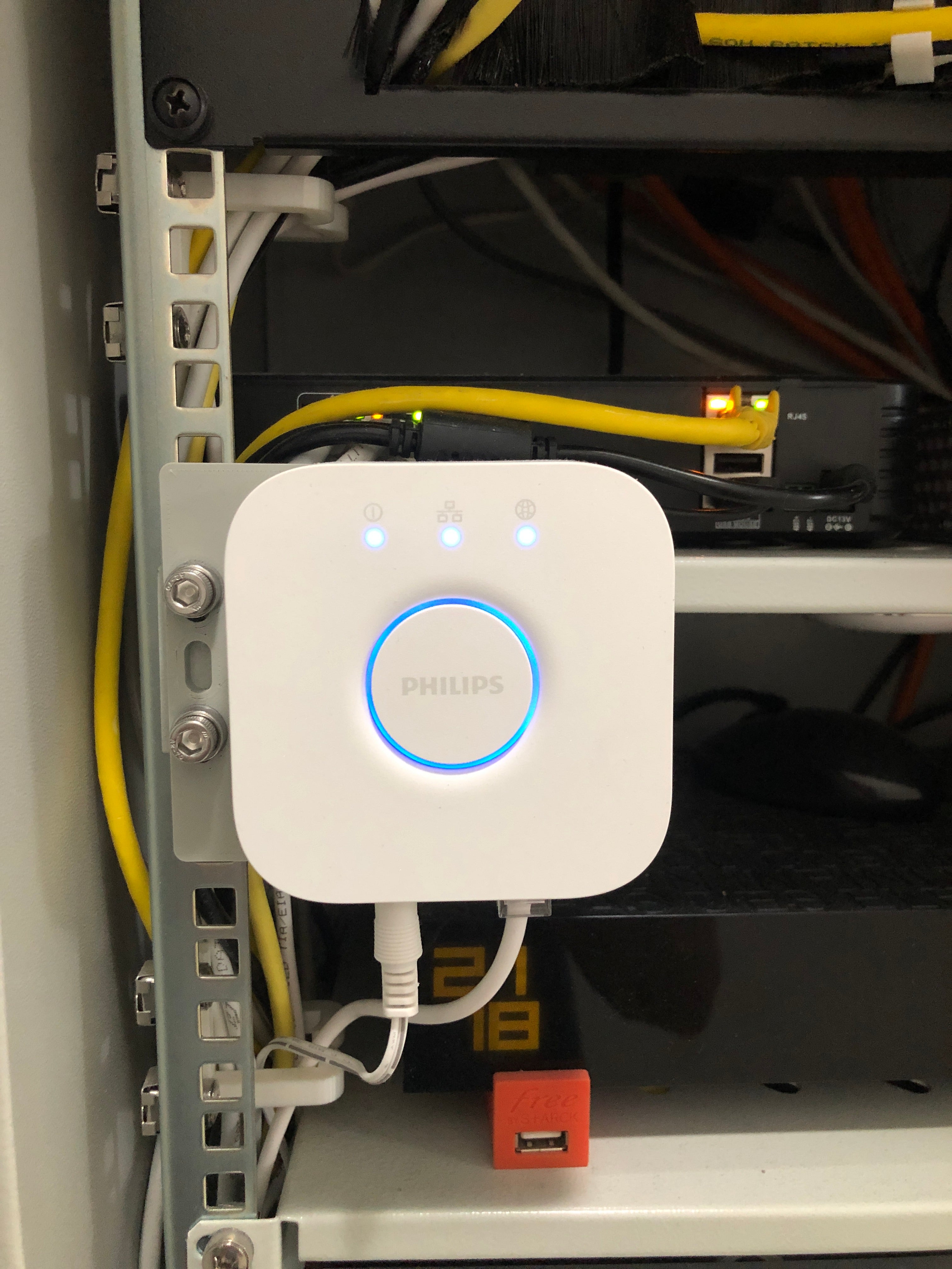 Support de montage en rack Philips Hue Bridge - Organisez votre maison intelligente