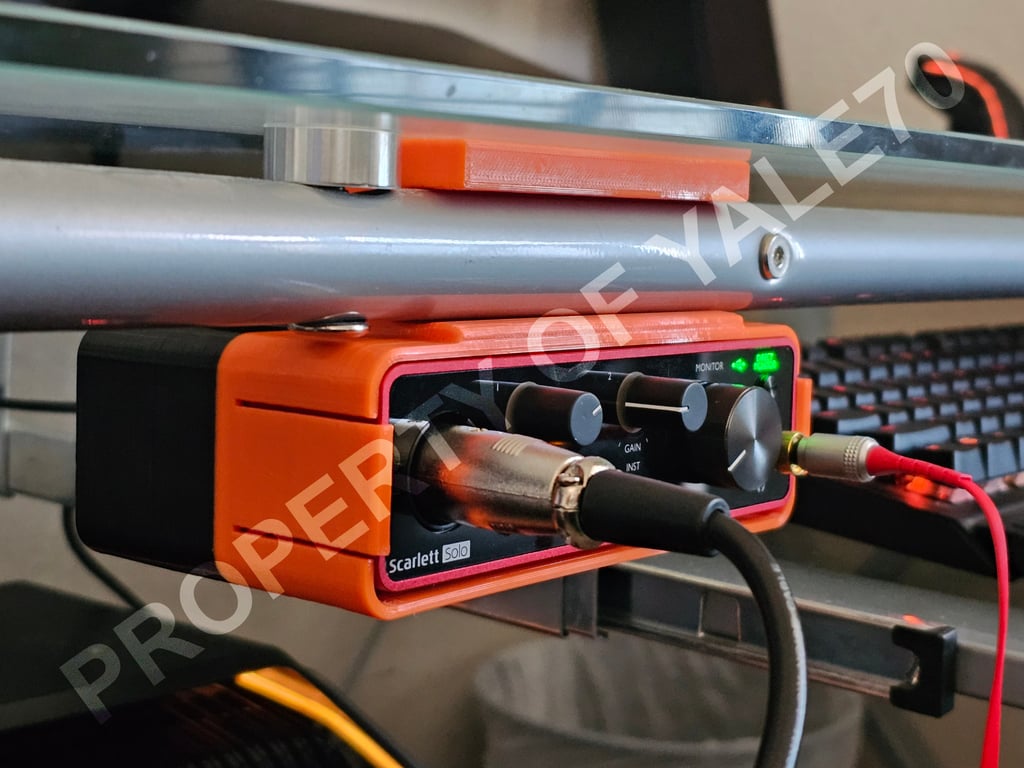 Montage peu encombrant pour Focusrite Scarlett Solo Gen 3 sur table en verre Realspace Zentra