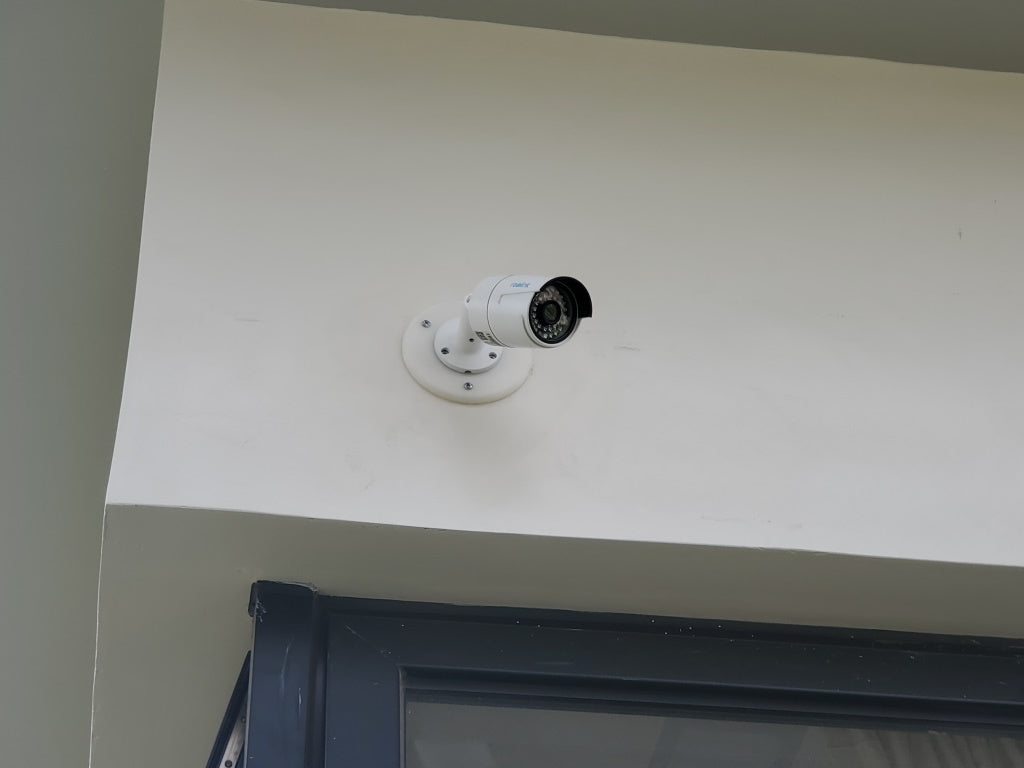 Support mural plat pour caméra Reolink pour une installation discrète des câbles