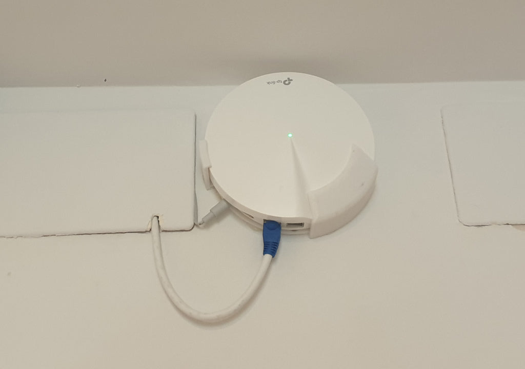 Support mural TP-Link Deco M9 Plus - Conception en demi-cercle peu encombrante