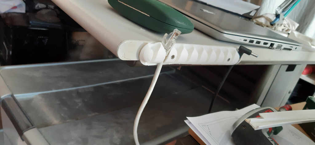 Support de câble pratique avec trous de montage