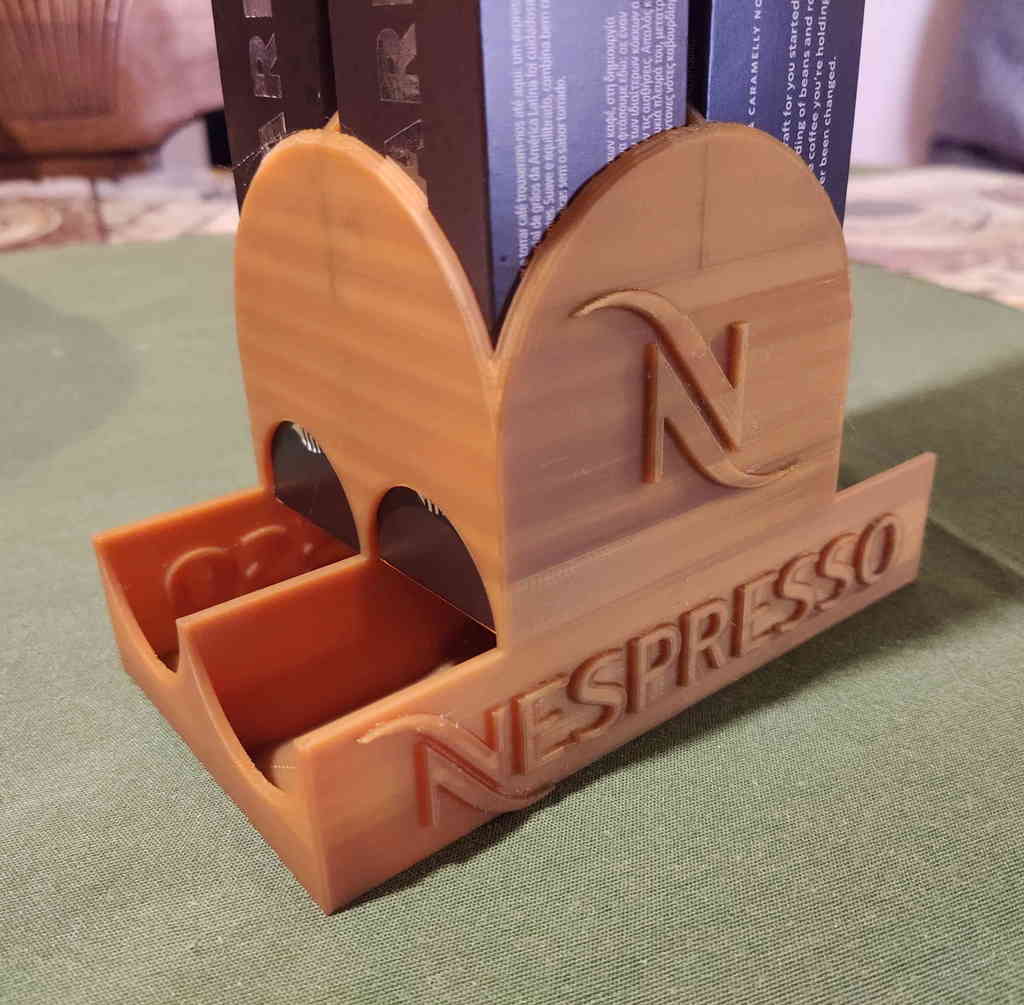 Distributeur Nespresso avec couvercle en forme de dôme pour le stockage des capsules