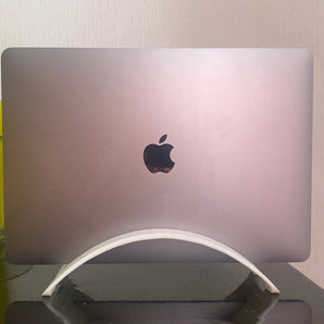 BookArc : support vertical peu encombrant pour MacBook Pro 13 pouces