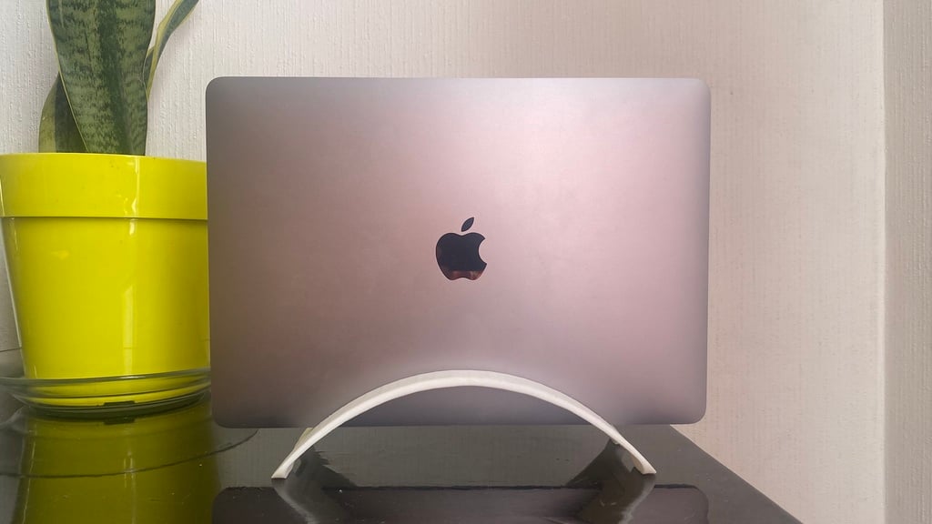 BookArc : support vertical peu encombrant pour MacBook Pro 13 pouces