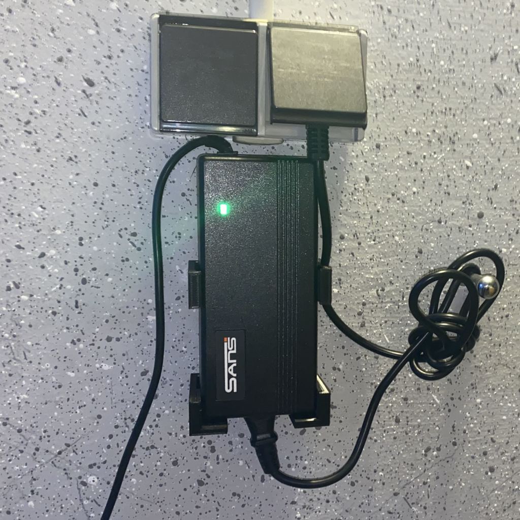 Support mural pour chargeur de batterie de vélo électrique NCM (Type DC483DE 48V 3A)