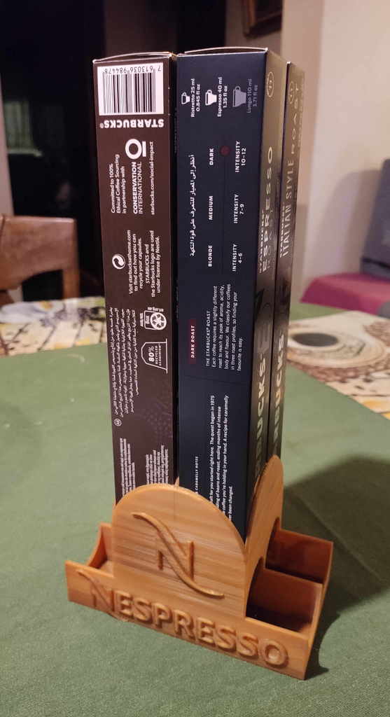 Distributeur Nespresso avec couvercle en forme de dôme pour le stockage des capsules