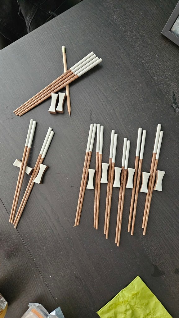 Porte-baguettes et organiseur de couverts