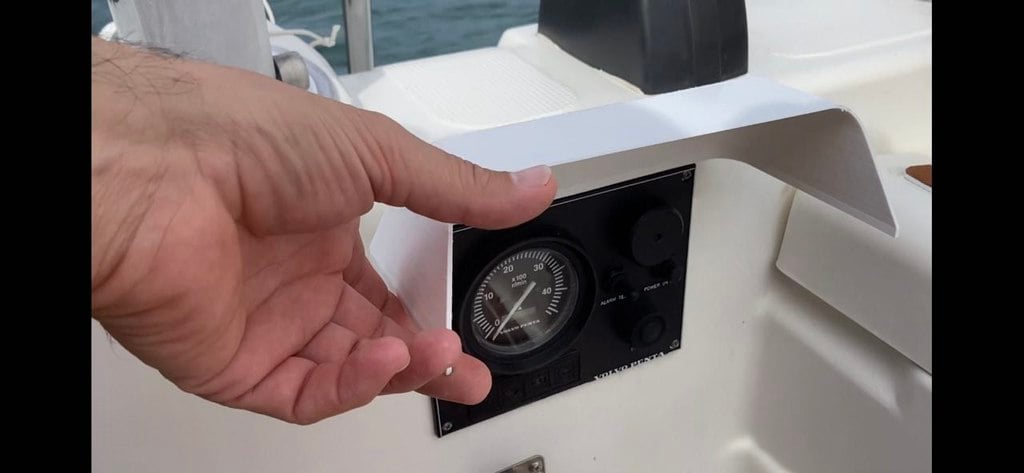 Couvercle à charnière pour panneau de moteur de bateau