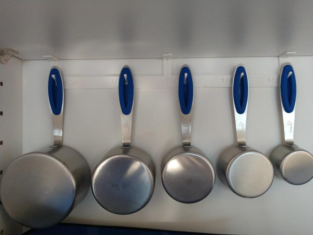 Support de tasse à mesurer et de cuillère pour étagère d'armoire