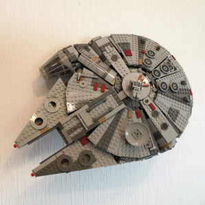 Support mural minimaliste pour l'ensemble LEGO® Star Wars® Faucon Millenium® #75257