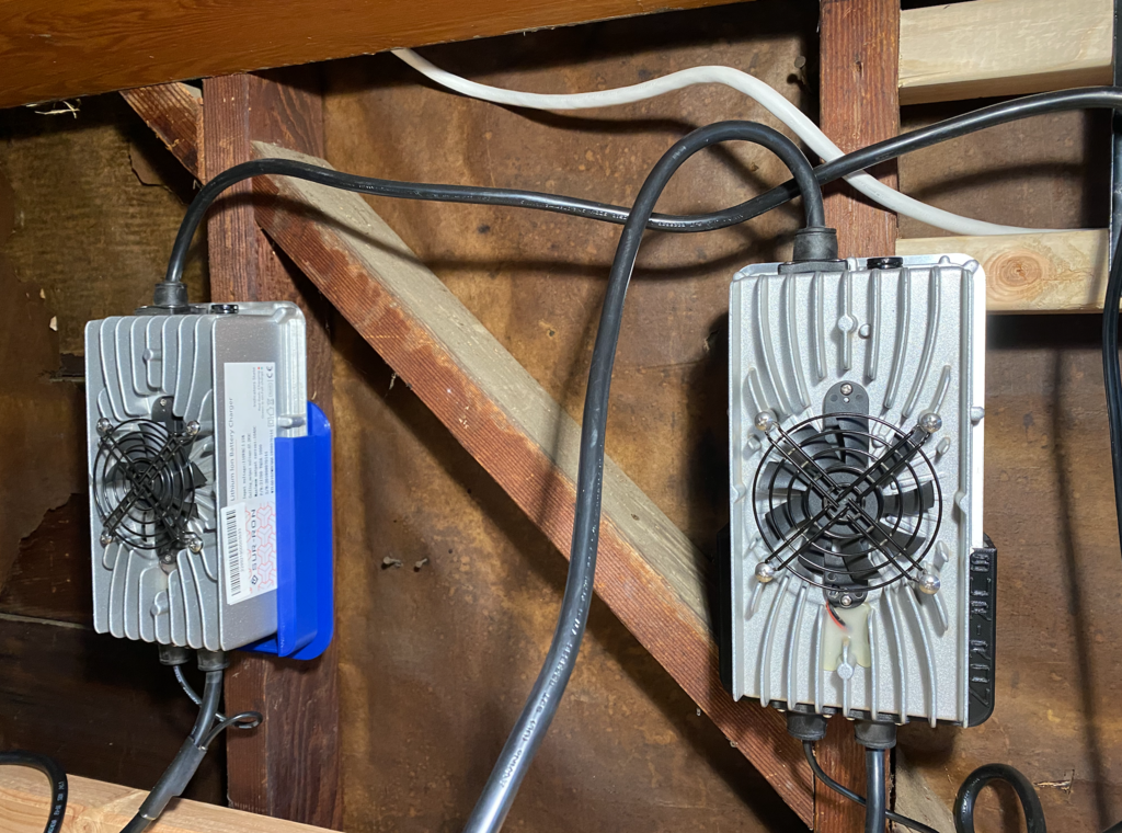 Montage de chargeur Sur-Ron (avec câble) avec support de prise optionnel
