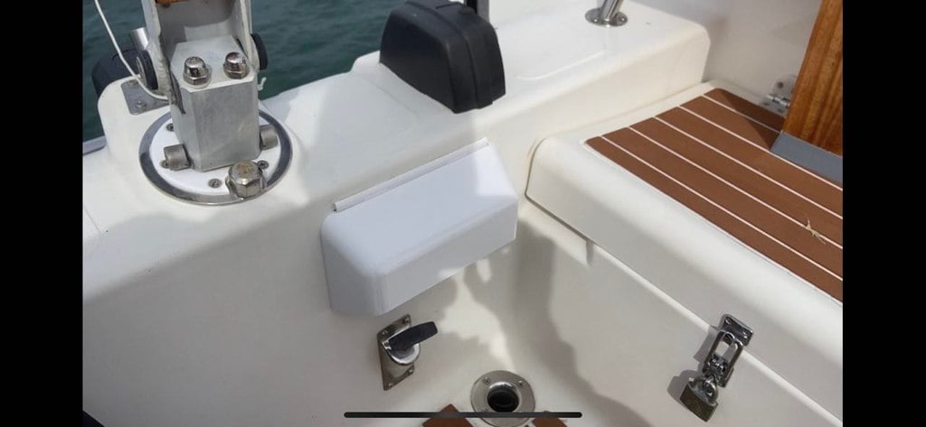 Couvercle à charnière pour panneau de moteur de bateau