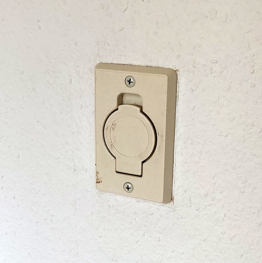Plaque de recouvrement pour prise d'aspirateur central
