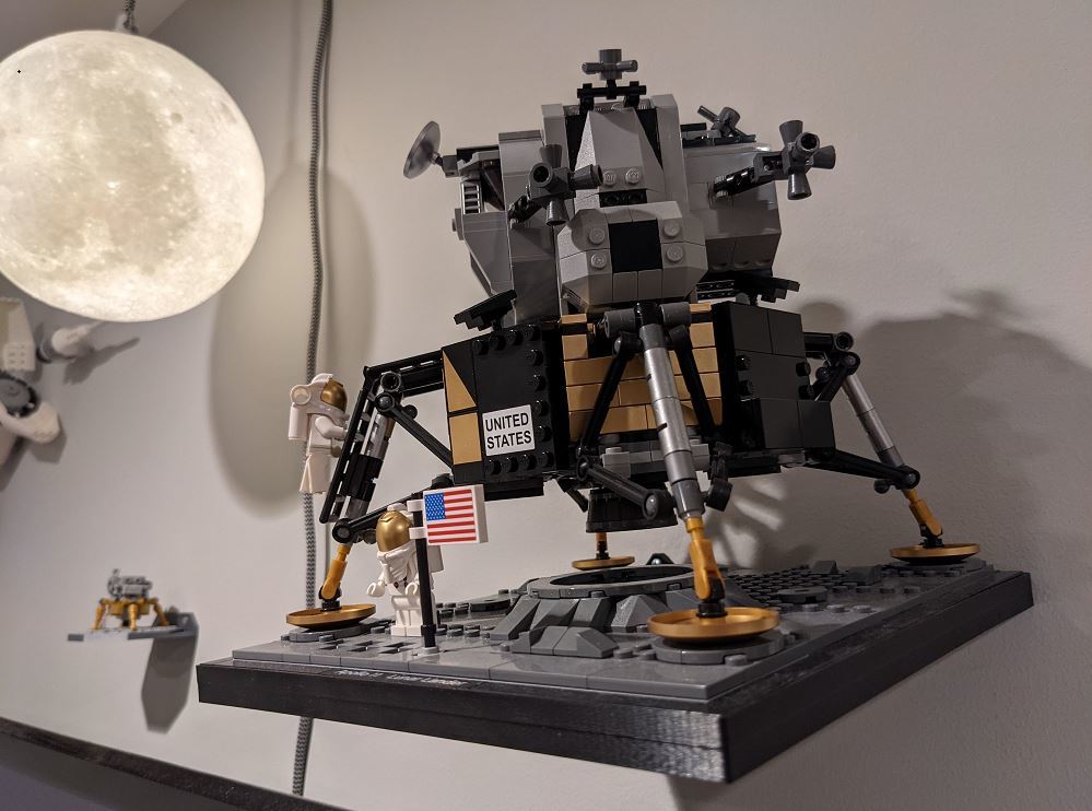 Montage murale pour le module lunaire Apollo 11 de la NASA Lego (10266)