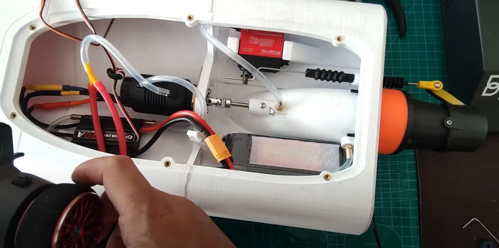 Bateau télécommandé avec système Waterjet