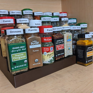 Étagères à épices de différentes hauteurs pour un rangement efficace