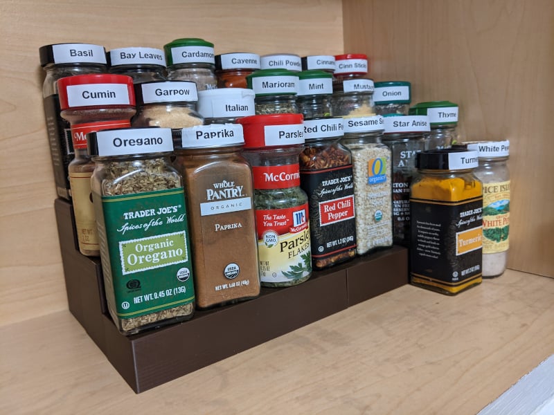 Étagères à épices de différentes hauteurs pour un rangement efficace