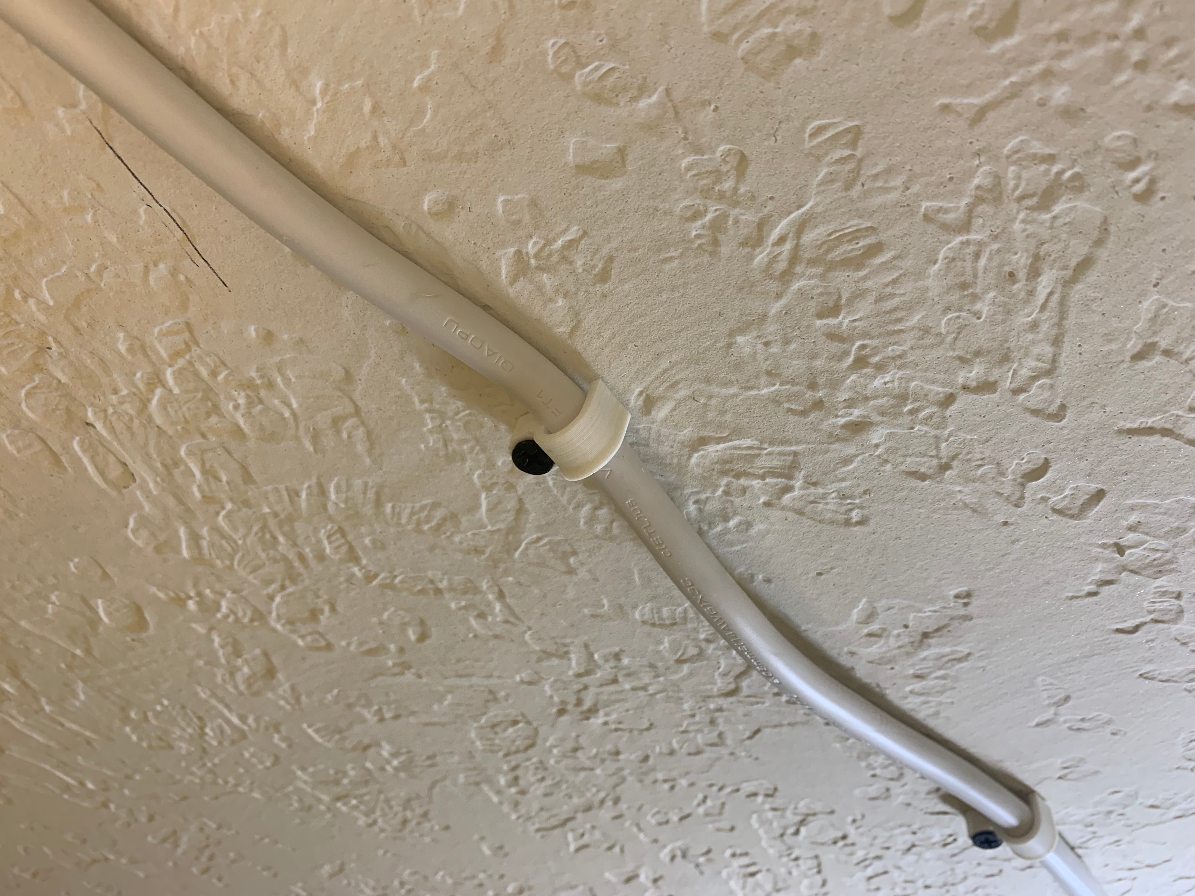 Vis de cable pour l'organisation des fils (9 mm ou moins)