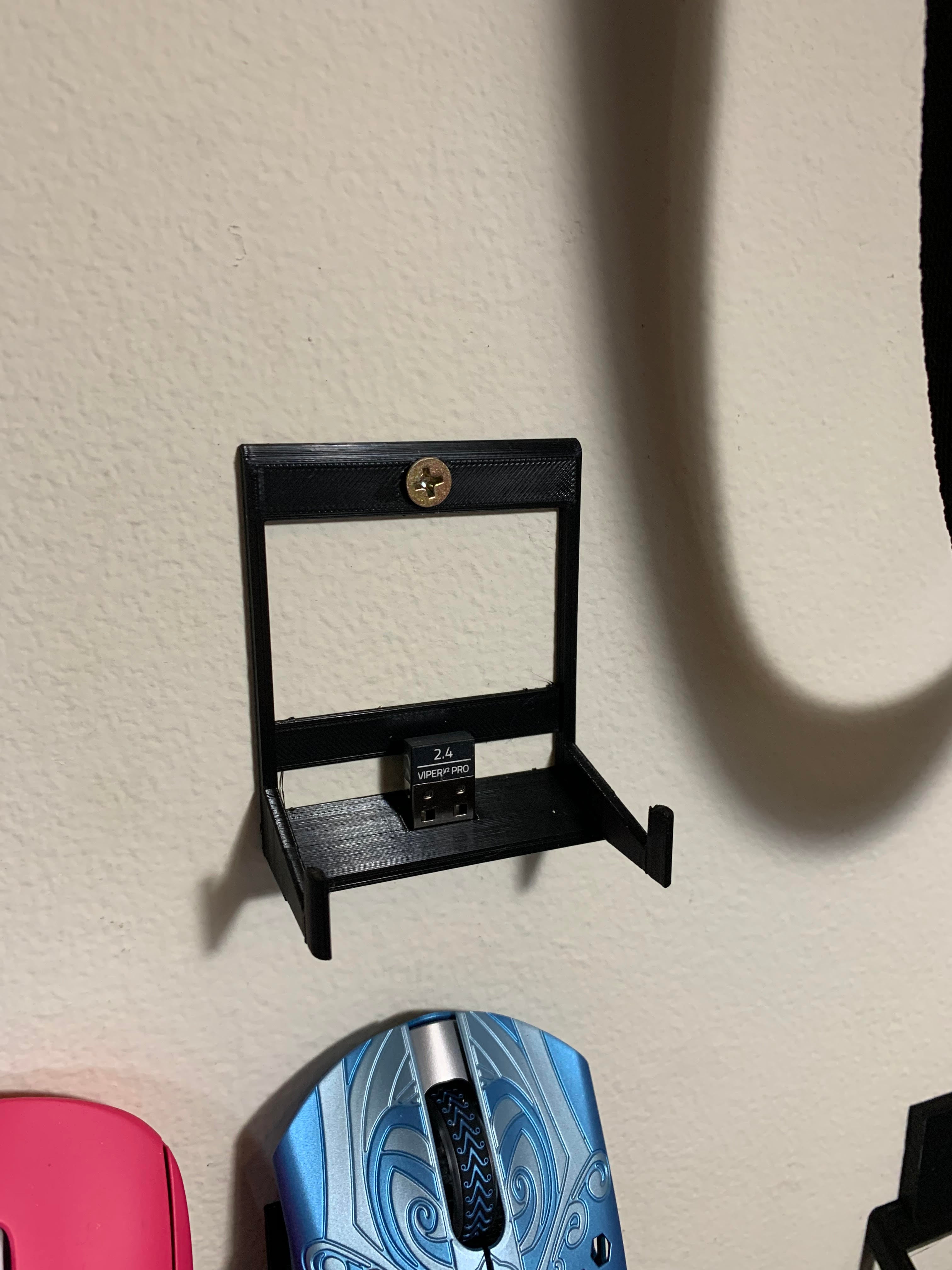 Support mural minimaliste pour souris de jeu avec emplacement pour dongle