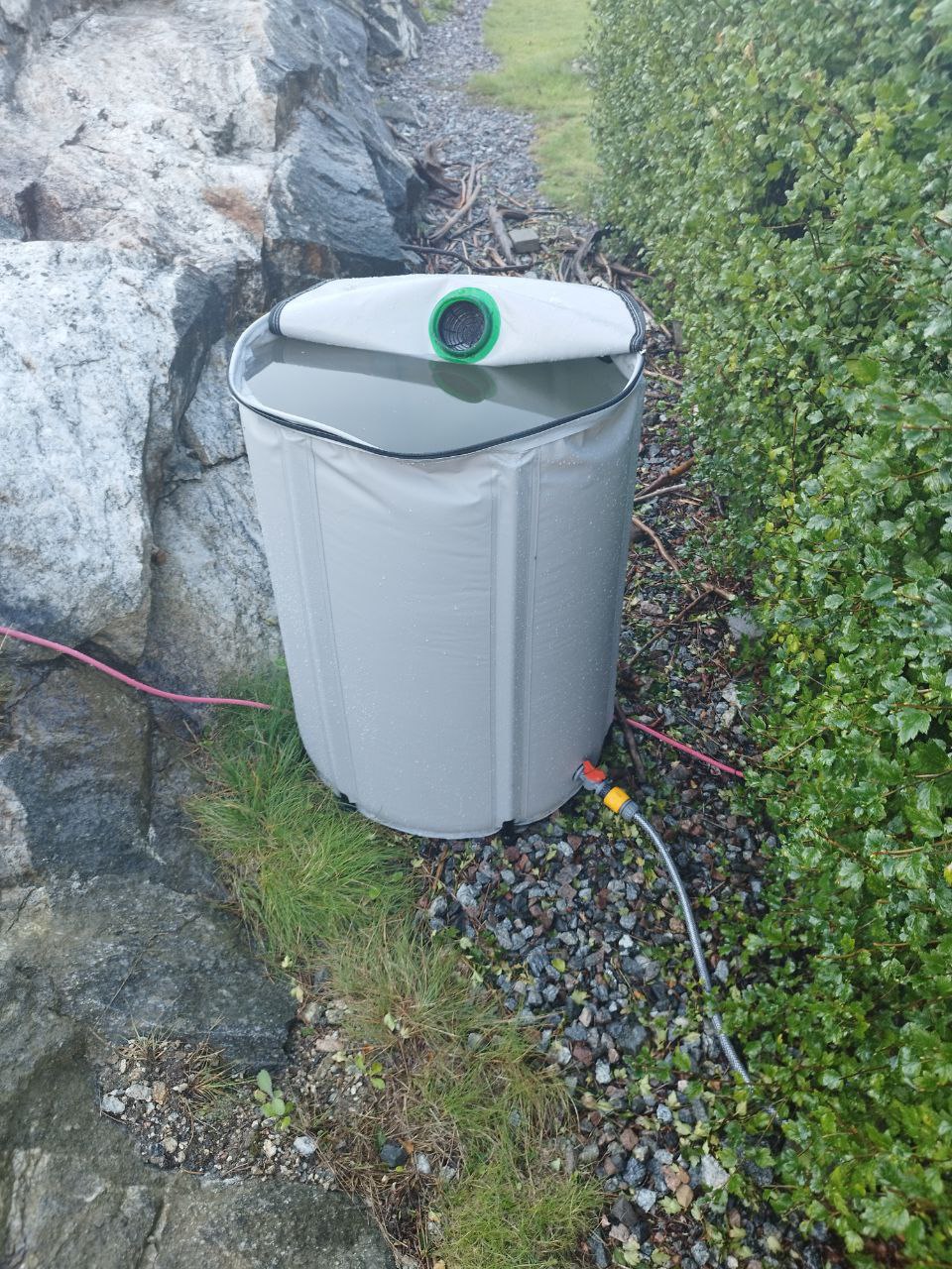 Collecteur d'eau de pluie paramétrique pour gouttières