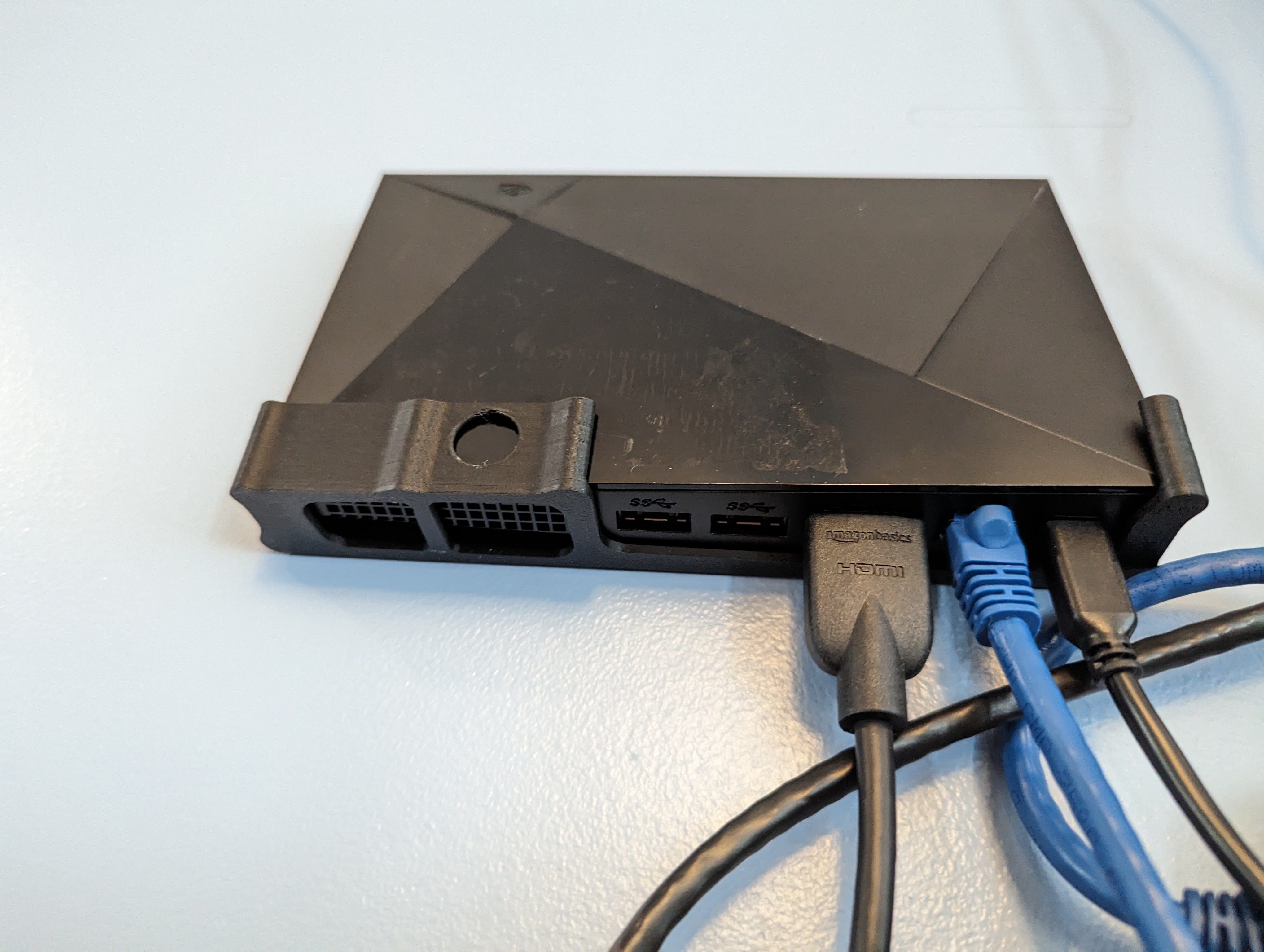 Montage mural NVIDIA Shield TV Pro avec vis