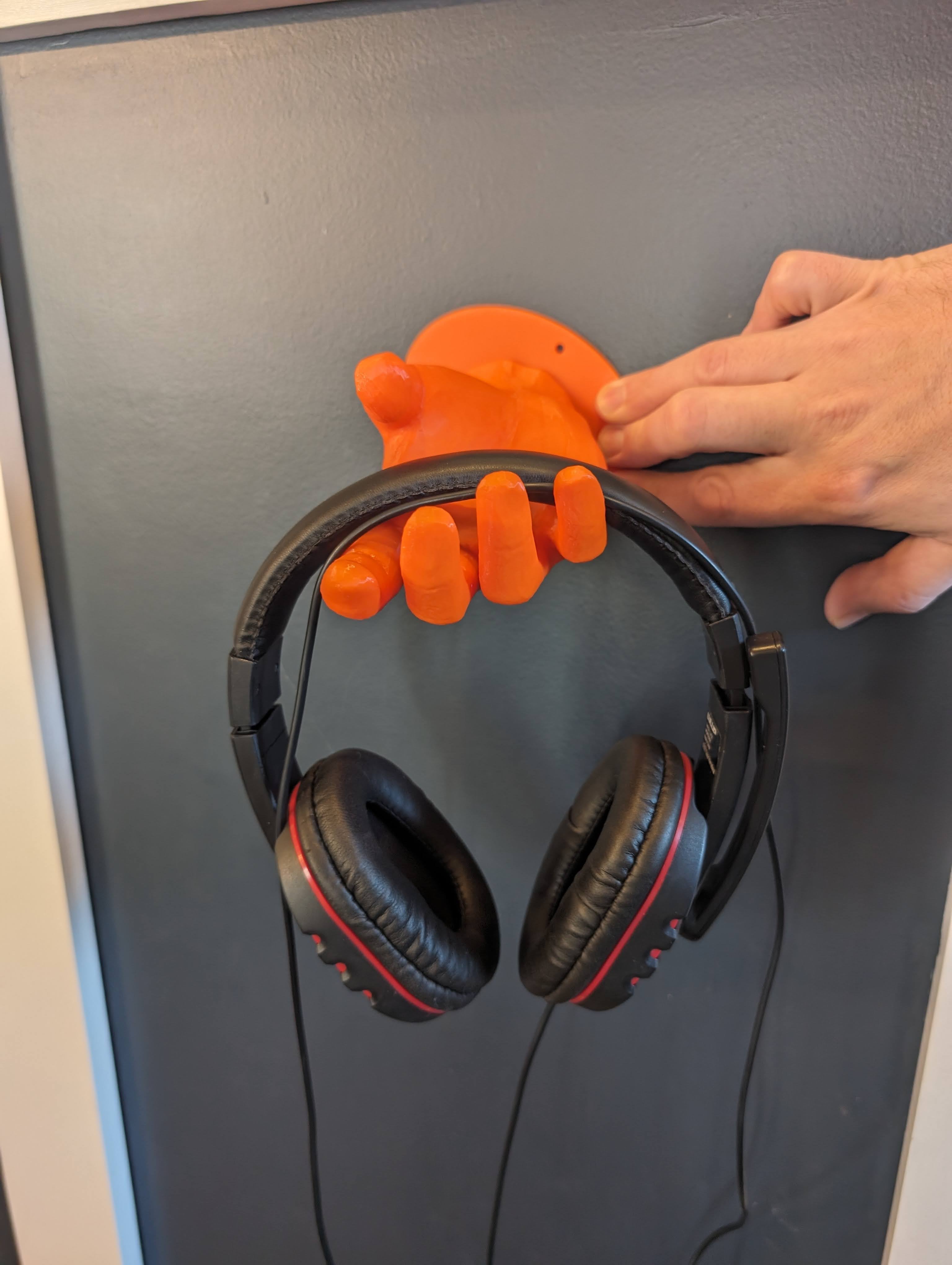 Support mural pour casque en forme de main