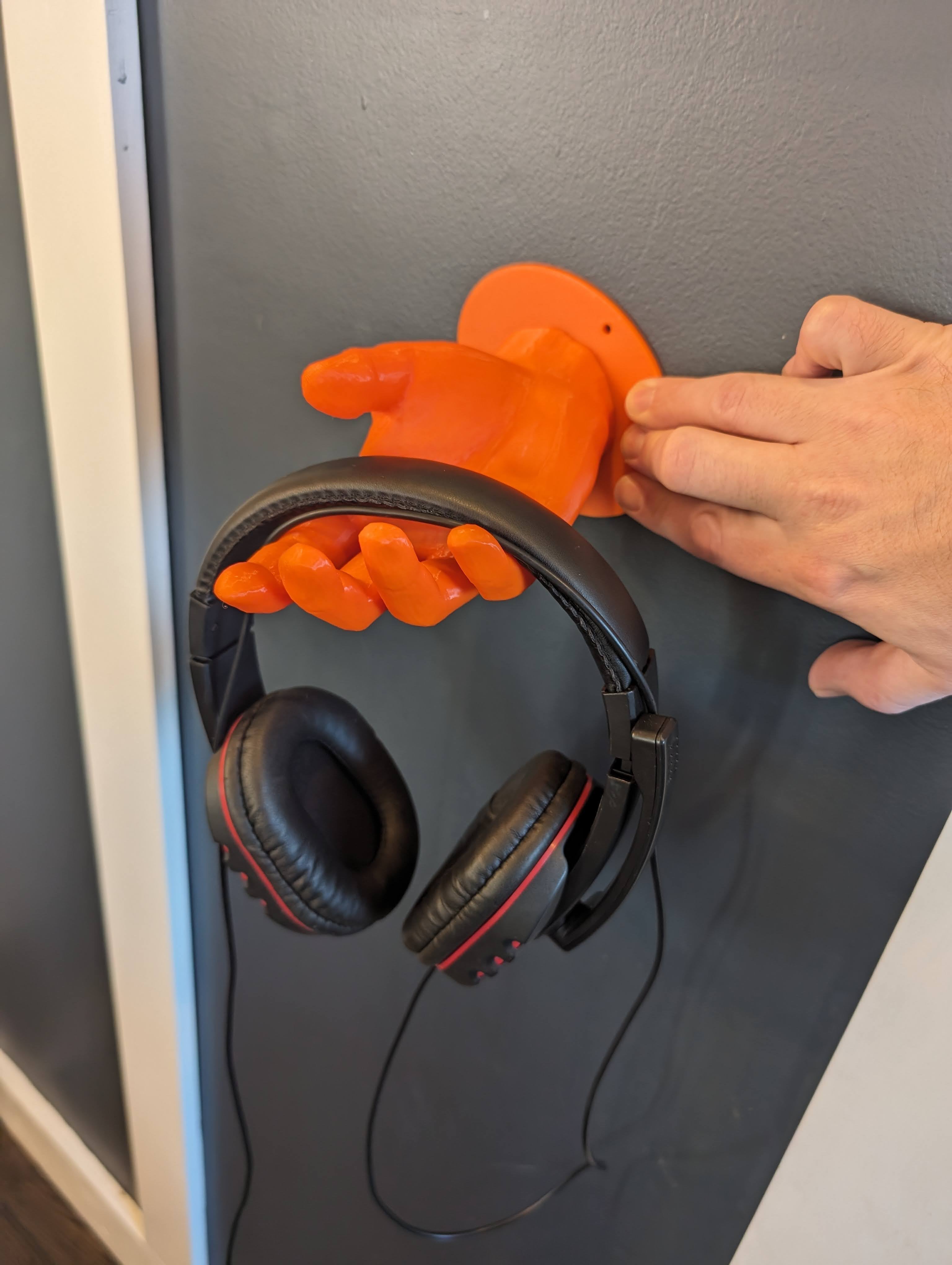 Support mural pour casque en forme de main