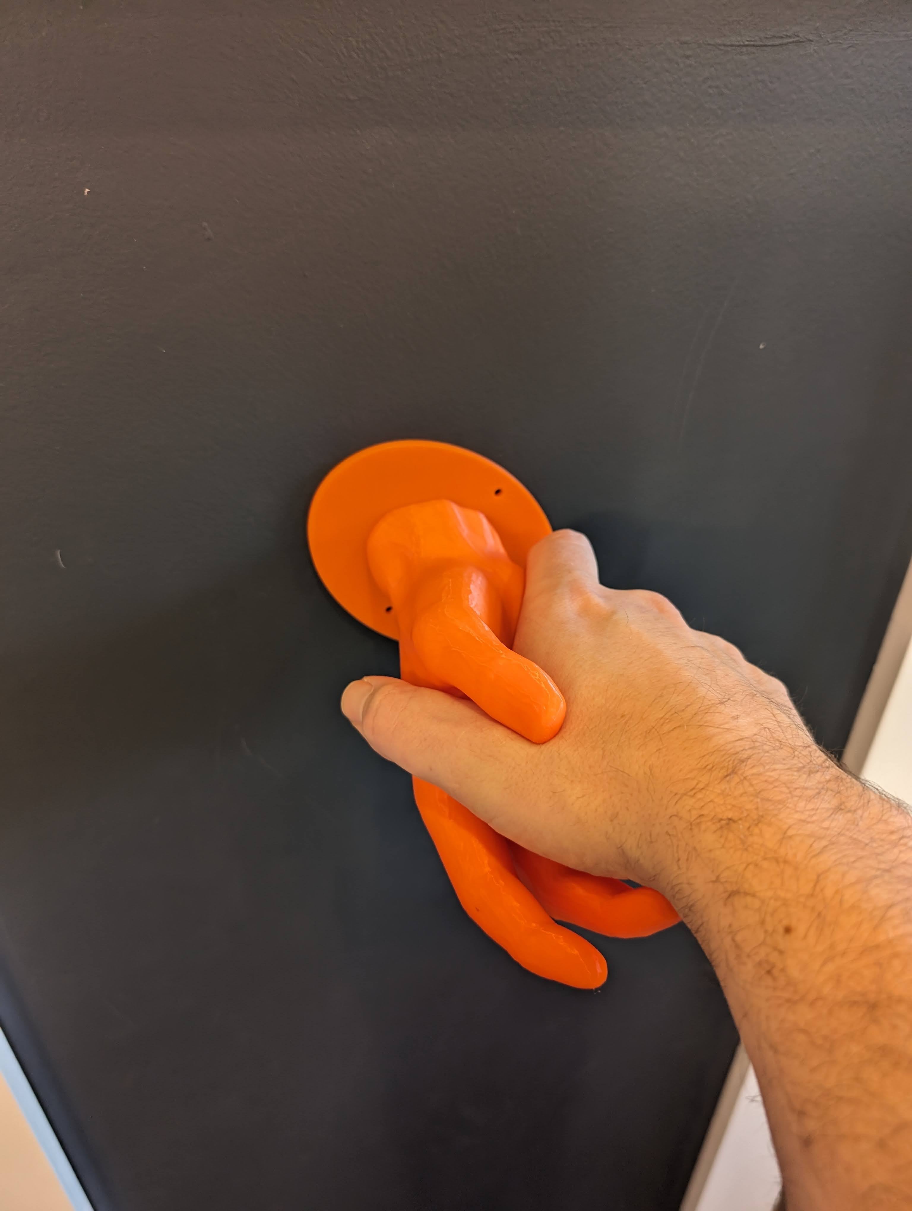 Support mural pour casque en forme de main