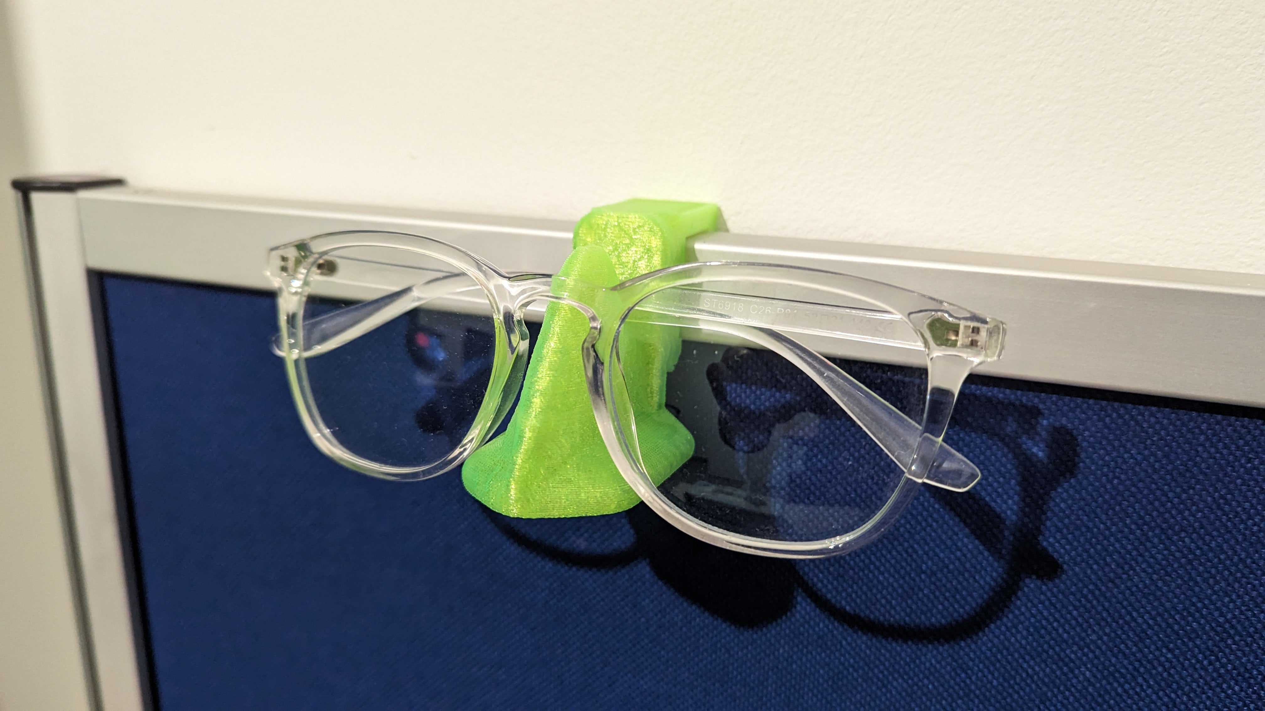 Porte-lunettes en forme de nez pour écran de bureau