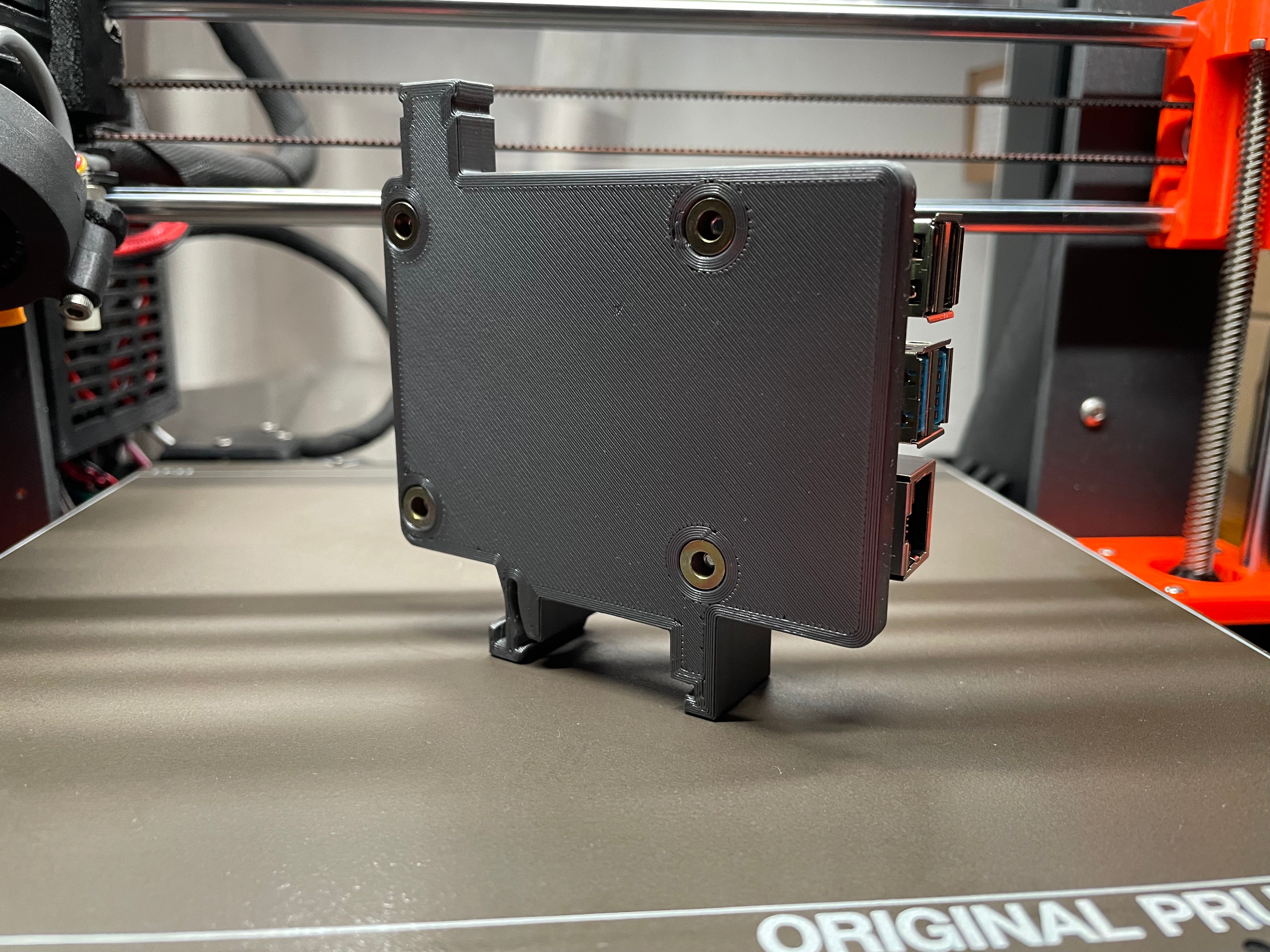 Supports DIN rail pour Raspberry Pi 4 / Pi 5 avec écrous à riveter M3