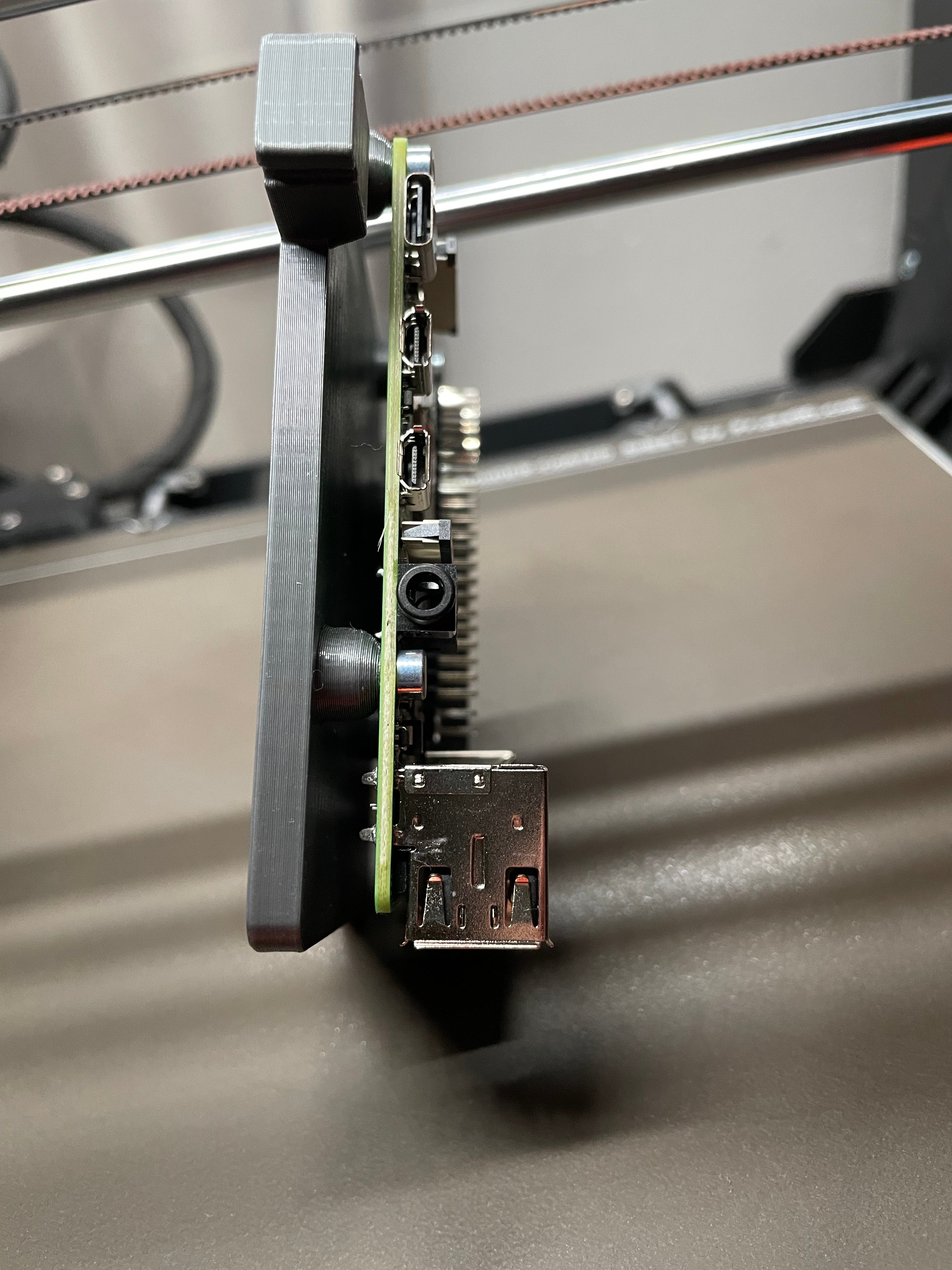 Supports DIN rail pour Raspberry Pi 4 / Pi 5 avec écrous à riveter M3