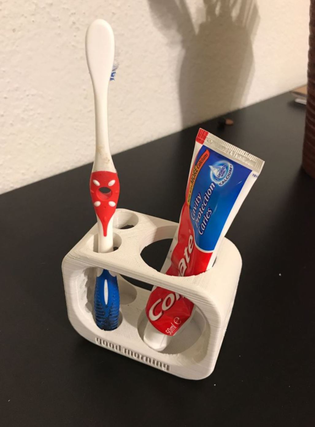 Porte-brosse à dents et porte-dentifrice pour deux brosses à dents
